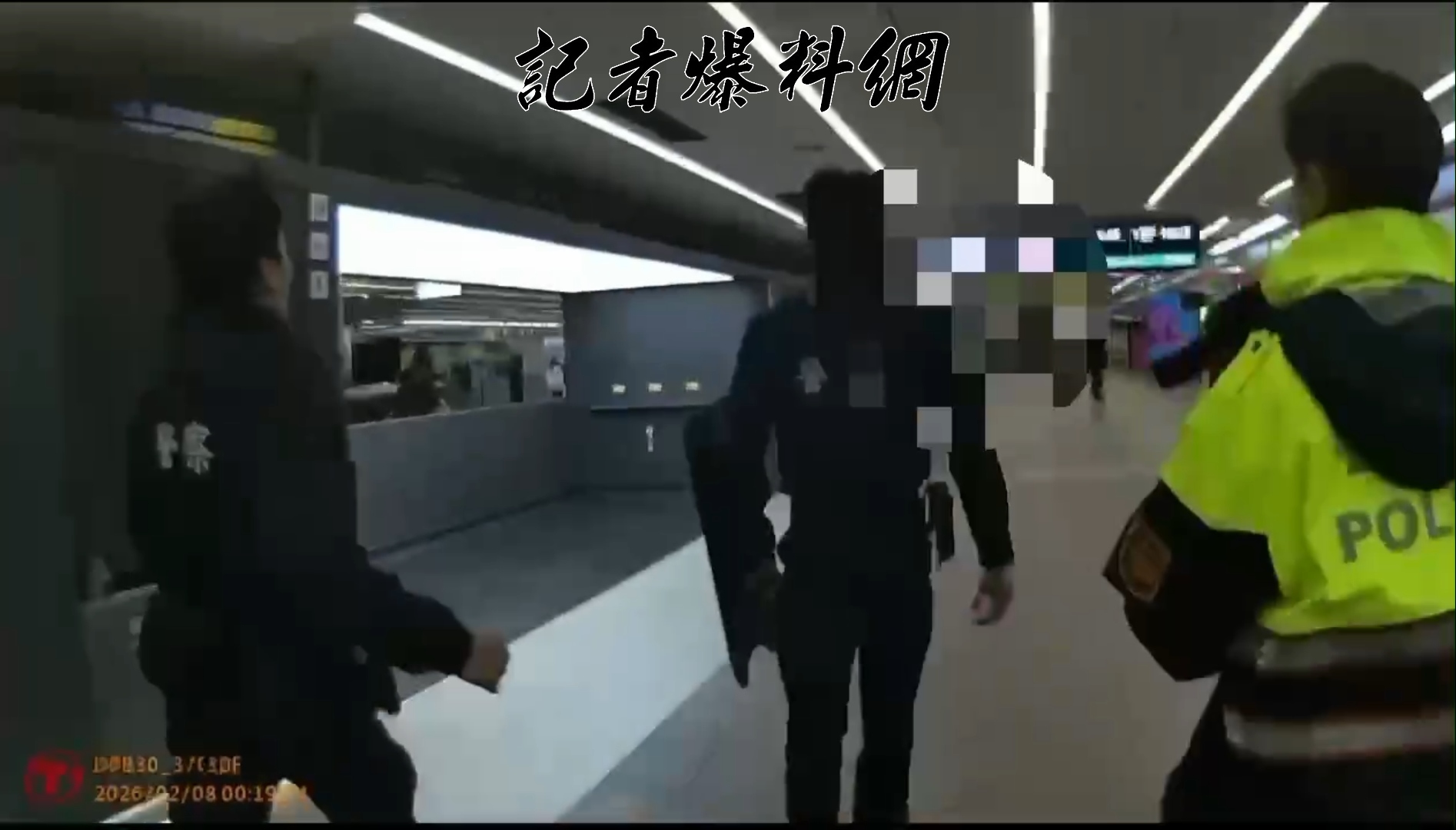 台北捷運中山站今（8）日凌晨0時許驚傳持刀事件，運警察隊、大同分局警力與站務人員獲報後，火速於中山站將人截獲並帶下車。