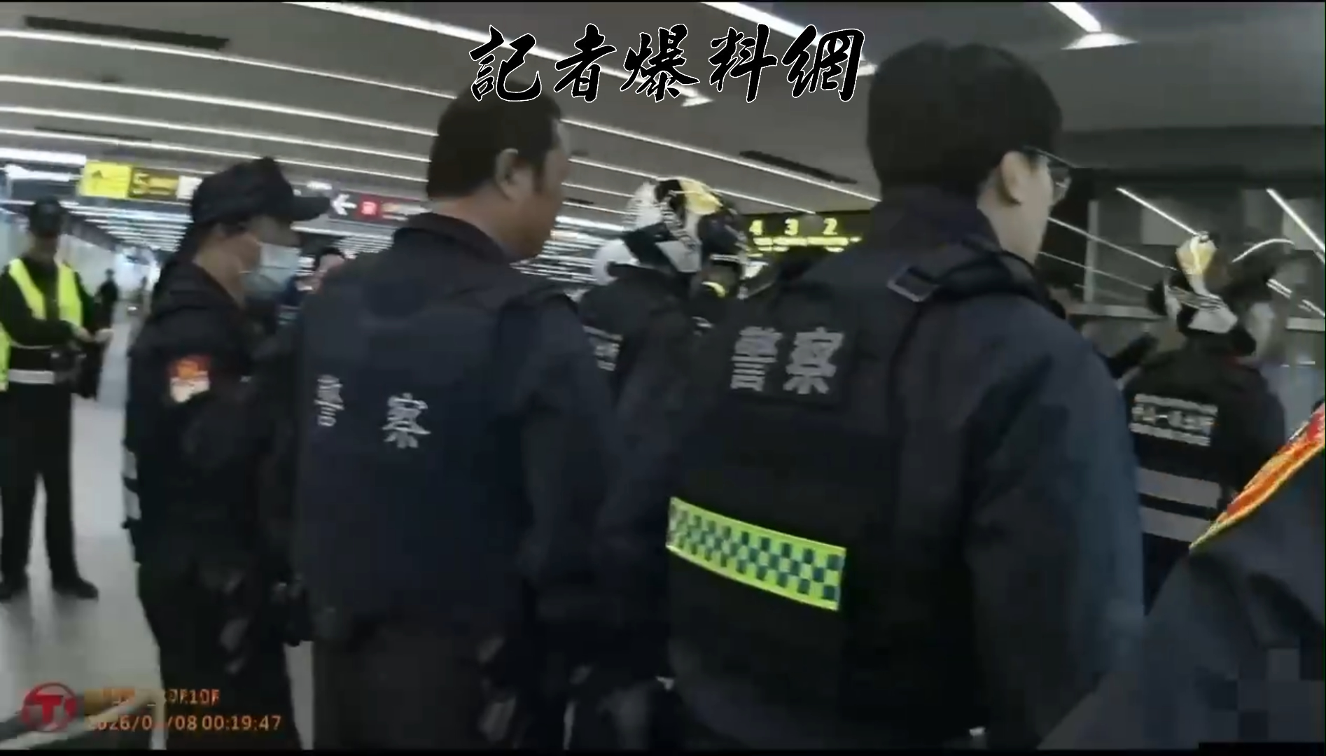 台北捷運中山站今（8）日凌晨0時許驚傳持刀事件，運警察隊、大同分局警力與站務人員獲報後，火速於中山站將人截獲並帶下車。