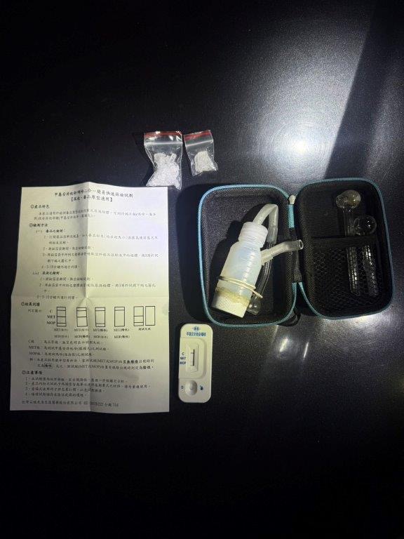 警方強勢執法將負隅頑抗的蘇男拖下車受檢，並在車內搜獲安非他命約4公克及吸食器等證物，經毒品唾液篩檢呈陽性反應，證實其不僅無照，更是危險的「毒駕」。