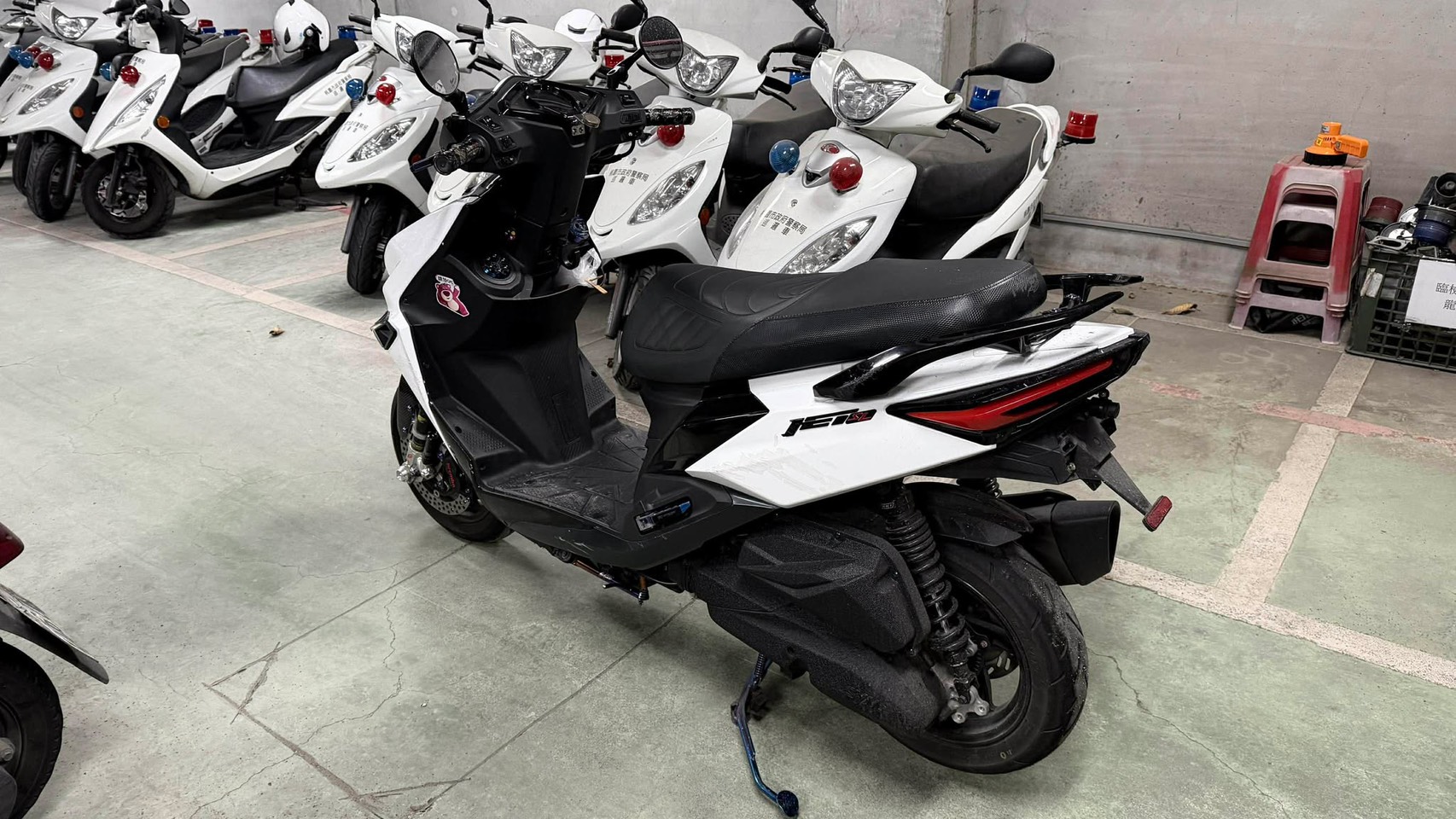 該名少年屬於10年內第2次違規，依法直接處以最高額罰鍰，而身為車主的父親也須負連帶責任，承擔與駕駛人相同的罰鍰，且車輛牌照也將被扣繳3個月。