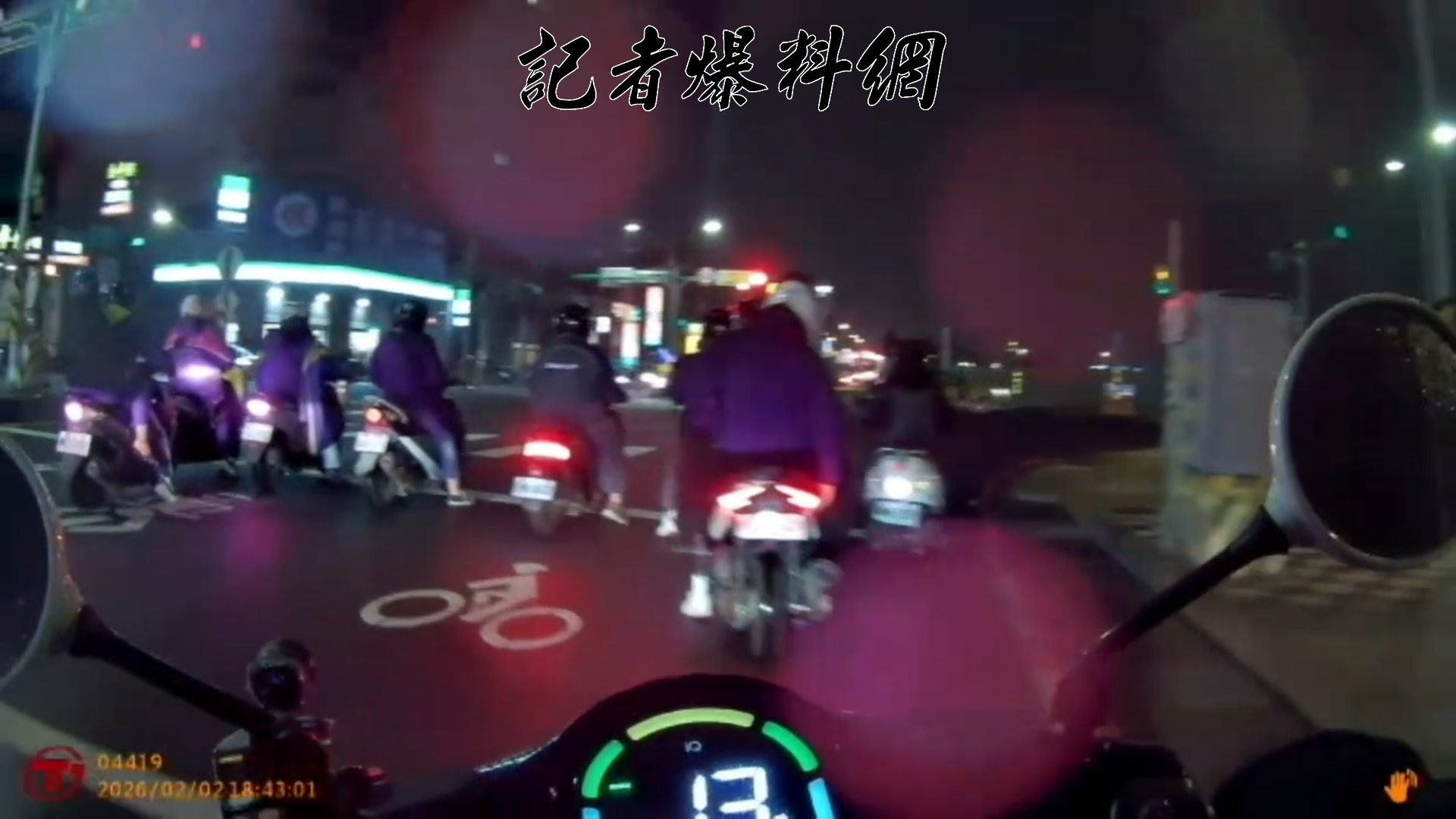 中壢警方日前於夜間巡邏時，發現1名機車騎士改裝車牌架及車牌燈，導致夜間辨識度大幅降低。