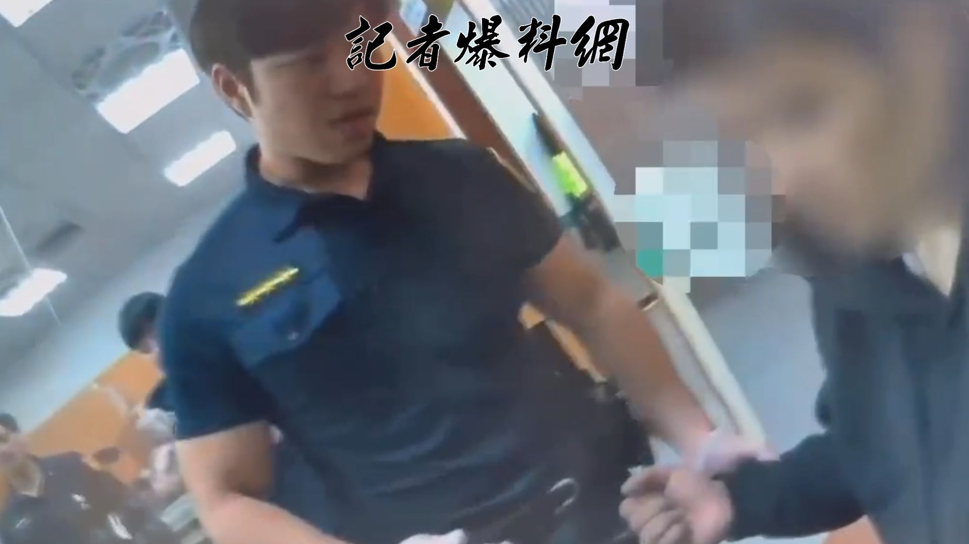 43歲李姓男子因涉及妨害自由案件，遭新北地方法院核發拘票列為被拘提人，因其未居住於戶籍地，司法文書被寄放在派出所。本（2）月3日下午17時許，李男帶著同為43歲的程姓友人，大搖大擺走進中和警分局景安派出所欲領取信件，員警核對身分時驚覺其身分特殊，當場執行拘提。