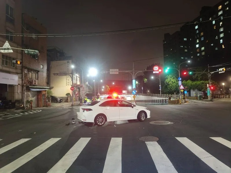 48歲許姓男子駕駛多元化計程車，沿新樹路往樹林方向行駛，行經地下道平面出口處時疑似違規迴轉，導致後方剛從地下道駛出的47歲吳姓騎士反應不及，雙方發生猛烈碰撞。
