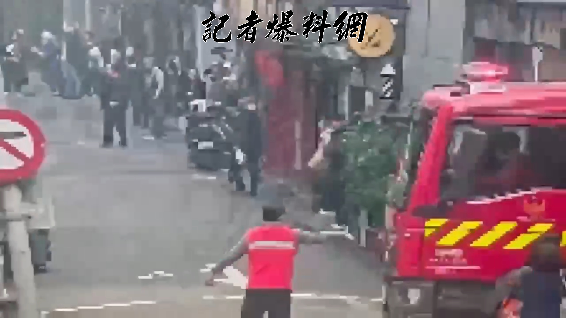 北市消防局與中山警分局獲報後，立即派遣大批人力趕赴現場進行搶救。