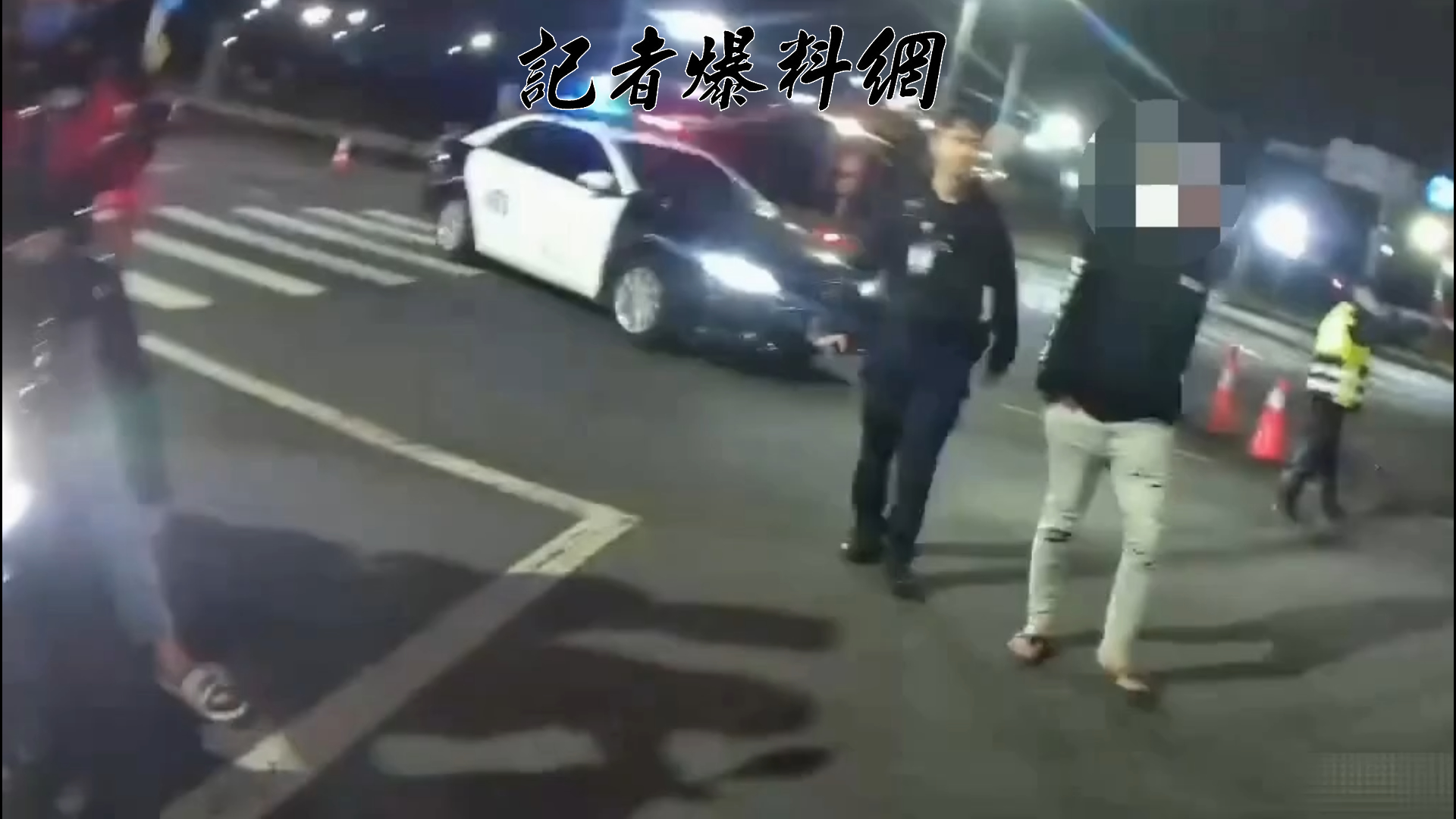 張男搭乘計程車行經疏洪一路與疏洪十路口時，正好與更寮派出所的巡邏車交會，主動要求司機停車，隨即下車向員警自首投案。