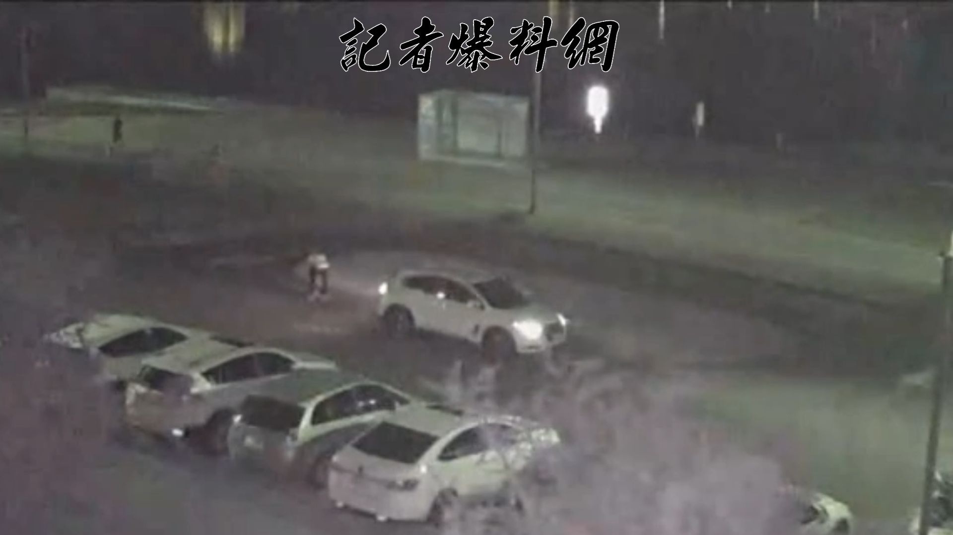 警方抵達時，煙火才剛施放完畢，陳男正彎腰撿拾殘留的煙火紙盒並握在手中。