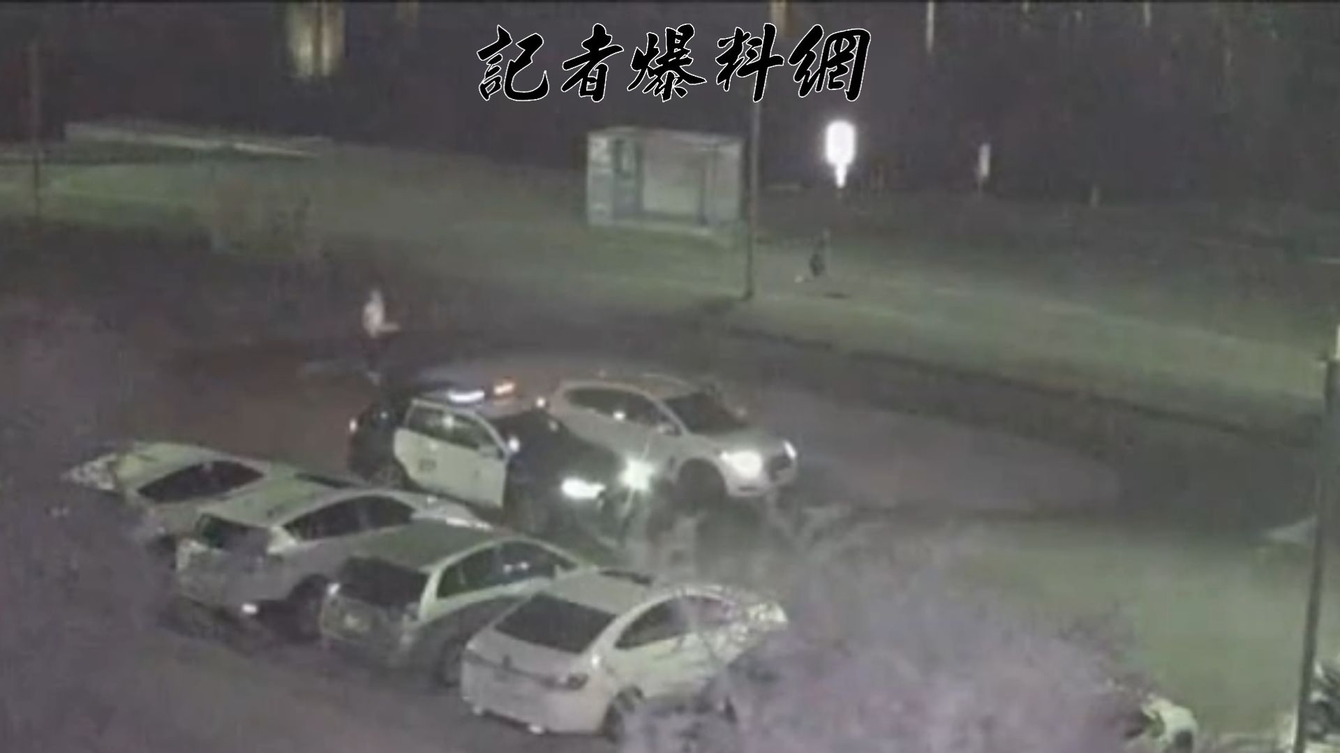 警方抵達時，煙火才剛施放完畢，陳男正彎腰撿拾殘留的煙火紙盒並握在手中。