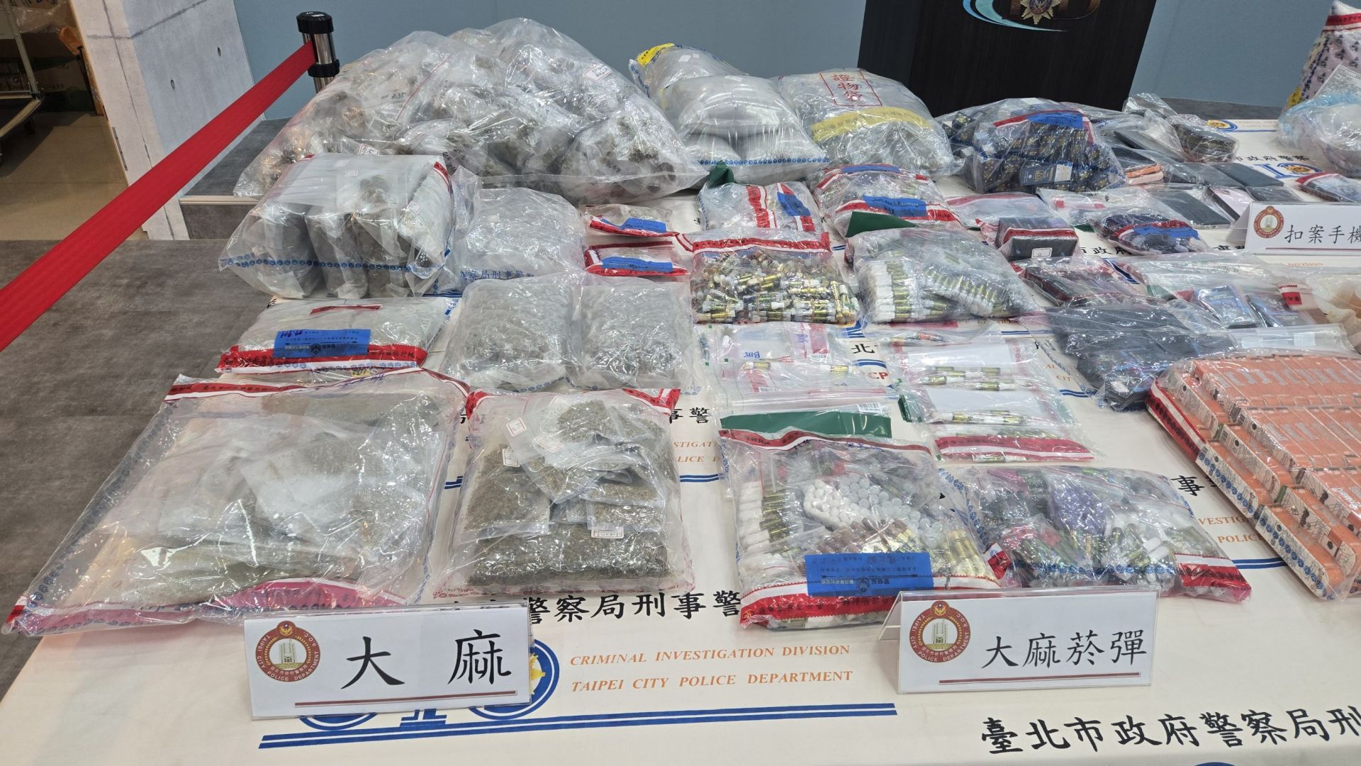 台北市刑事警察大隊偵五隊日前接獲保安大隊路檢情資，經向上溯源偵辦，報請台北地方檢察署指揮，歷時10個月追查，成功瓦解1個運作長達2年、市值逾1億元的龐大販毒集團。