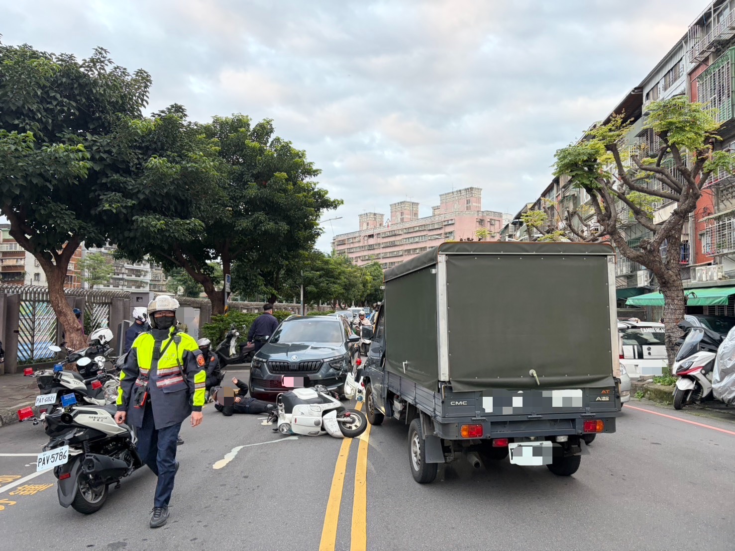 1名載送草莓的貨車司機洪先生，目擊警匪追逐且發現機車正逆向衝來，果斷決定「擋一下」，將小貨車橫停在車道上阻斷逃逸動線。林女反應不及直接撞上貨車左前車頭，連人帶車倒地。