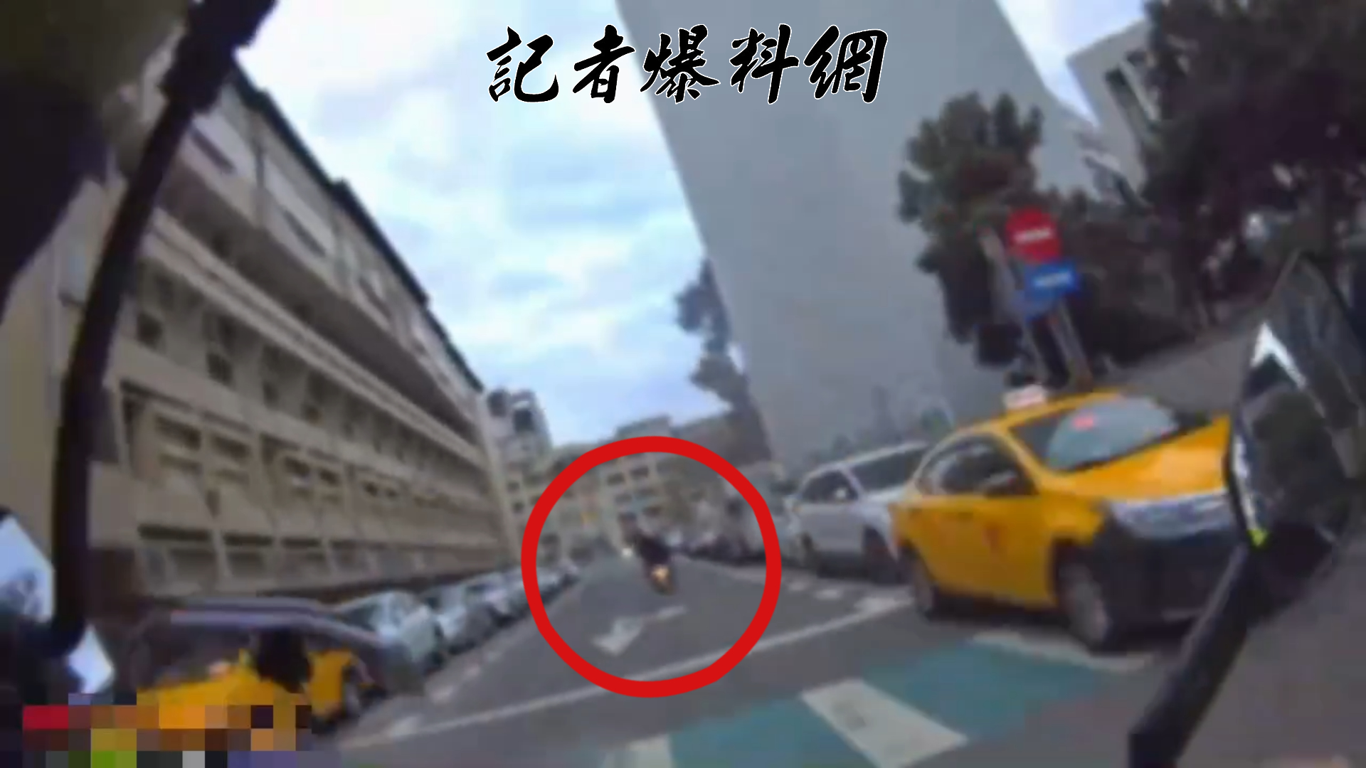 林姓女騎士因涉嫌遺棄罪遭新北地檢署發布通緝，當時見到巡邏員警心虛，不顧後座男友安危，在人車往來頻繁的新生街、公館街口一帶橫衝直撞。