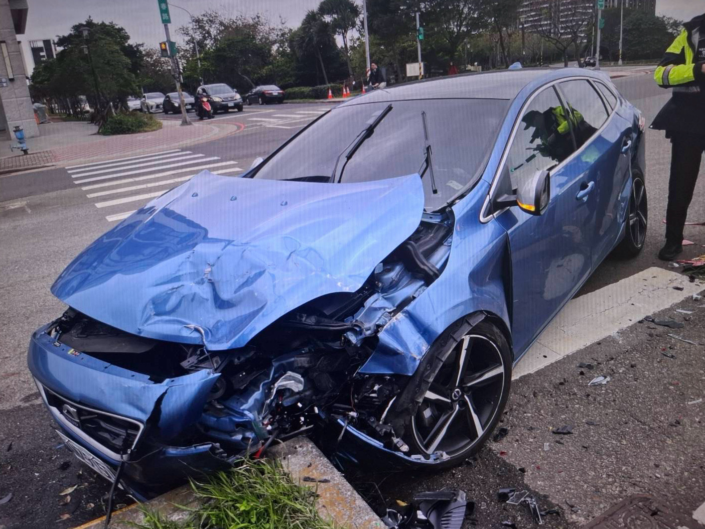 吳男駕駛載有1名乘客的藍色小客車，正沿永春路往洽溪路方向行駛，疑因視線死角或未察覺鳴笛聲，雙方在路口中央閃避不及，攔腰撞個正著。