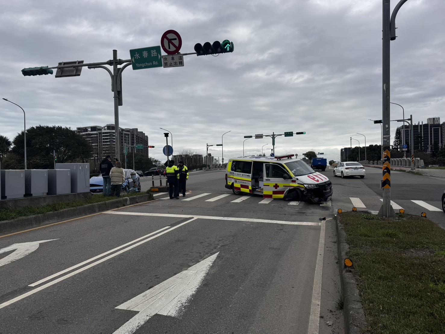 救護車內3人與小客車內2人皆有不同程度的擦挫傷。救護車當時雖正執行勤務，但車上並無傷患，5名受傷人員隨即由後續支援的救護車分別送醫救治。