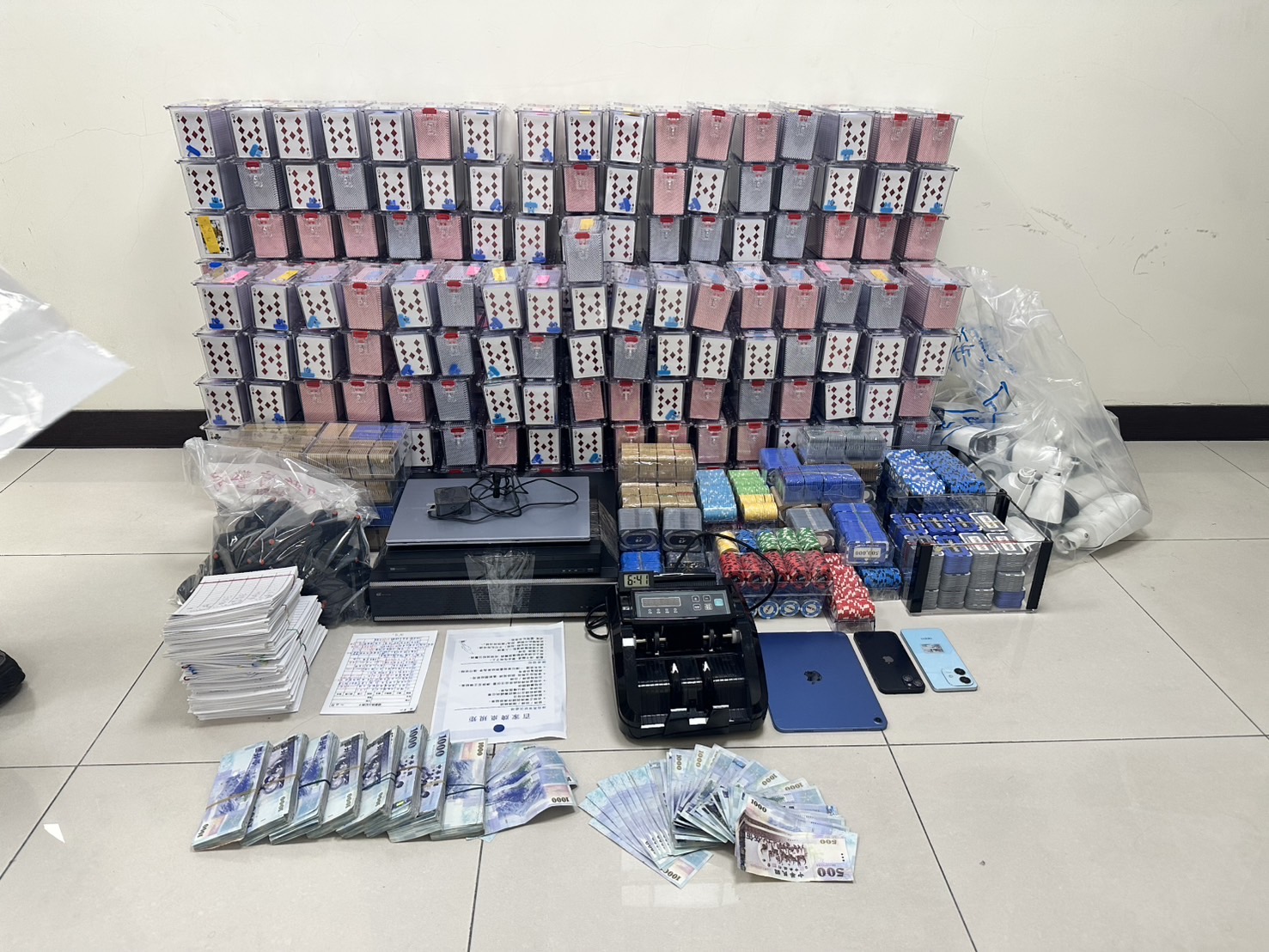 警方現場查扣的現金賭資約91萬元，堆疊如小山般的籌碼總面額高達5億7756萬元。