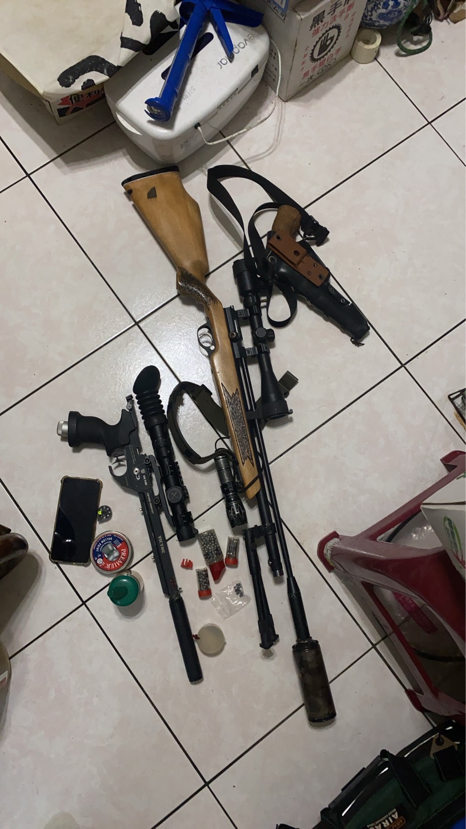 警方當場查獲3把具殺傷力的空氣長短槍與鉛彈，並在屋內發現安非他命毒品。