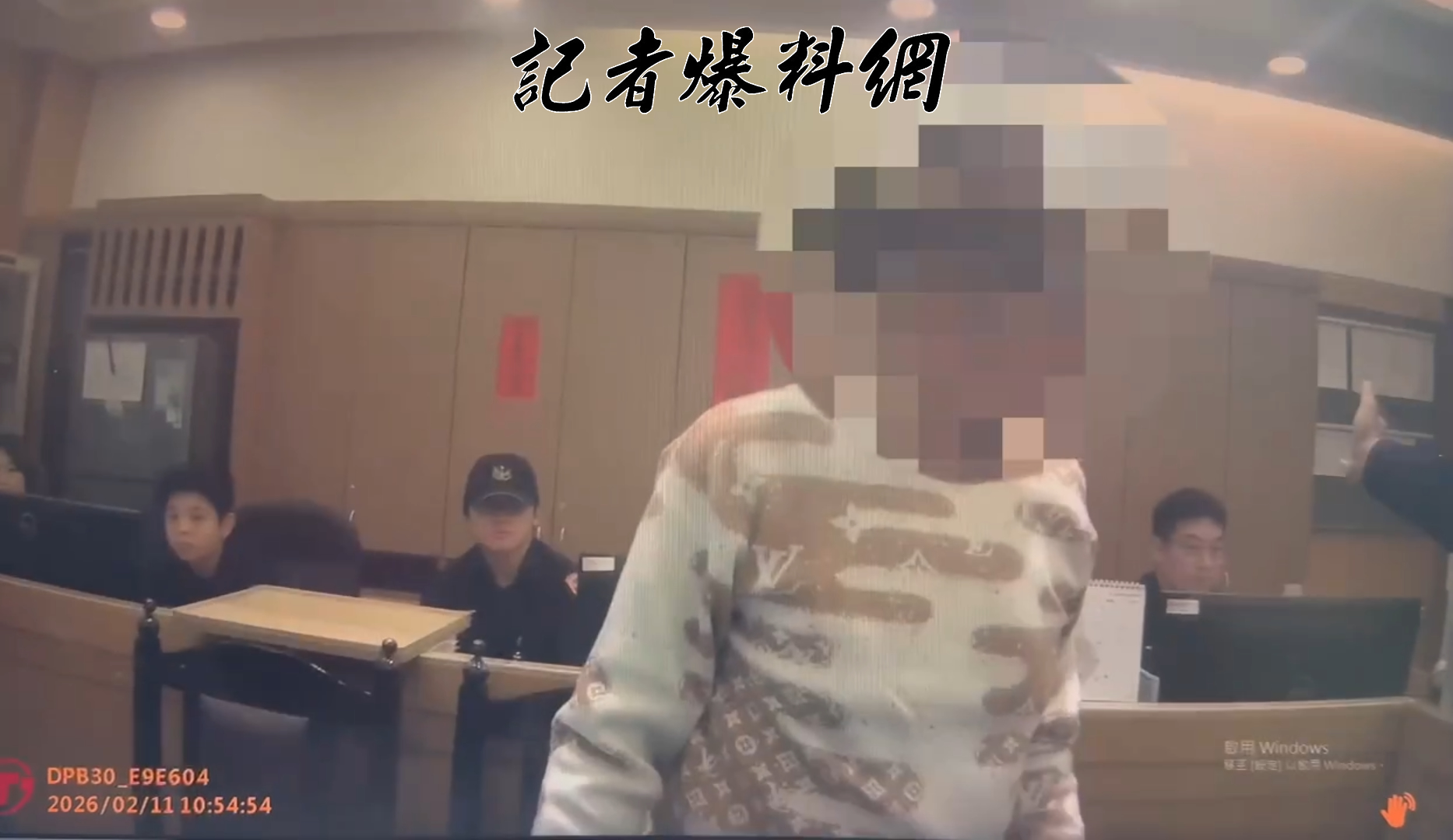 「越獄大王」徐開喜前往高等法院出庭作證時，因身分查驗意外被發現竟是台中有關《毒品防制條例》的通緝犯，法院人員當場通報轄區警方到場逮人。