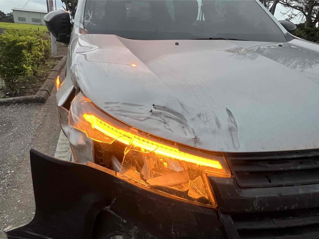 73歲吳姓老翁駕駛的白色自小客車閃避不及猛然撞上前方左轉的張姓老婦人。