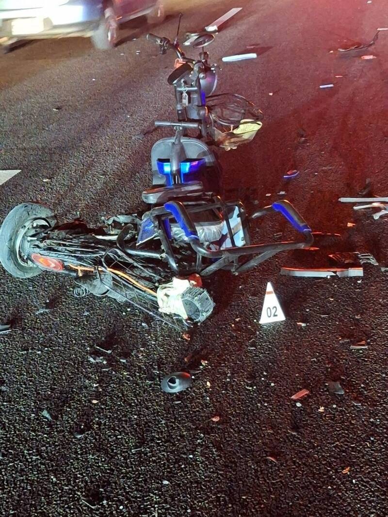 84歲黃姓老翁騎乘電動輔助三輪車，不明原因由竹南交流道北向出口逆向駛入國道，與2輛行駛於出口匝道的賓士車發生猛烈碰撞。