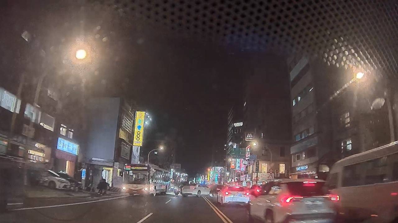 失聯移工馮男駕駛贓車遭攔查，心虛拒絕配合，瘋狂加速逃逸，沿途不斷闖紅燈、逆向行駛，在中山路逆向擦撞公車及2輛機車，造成3人受傷。