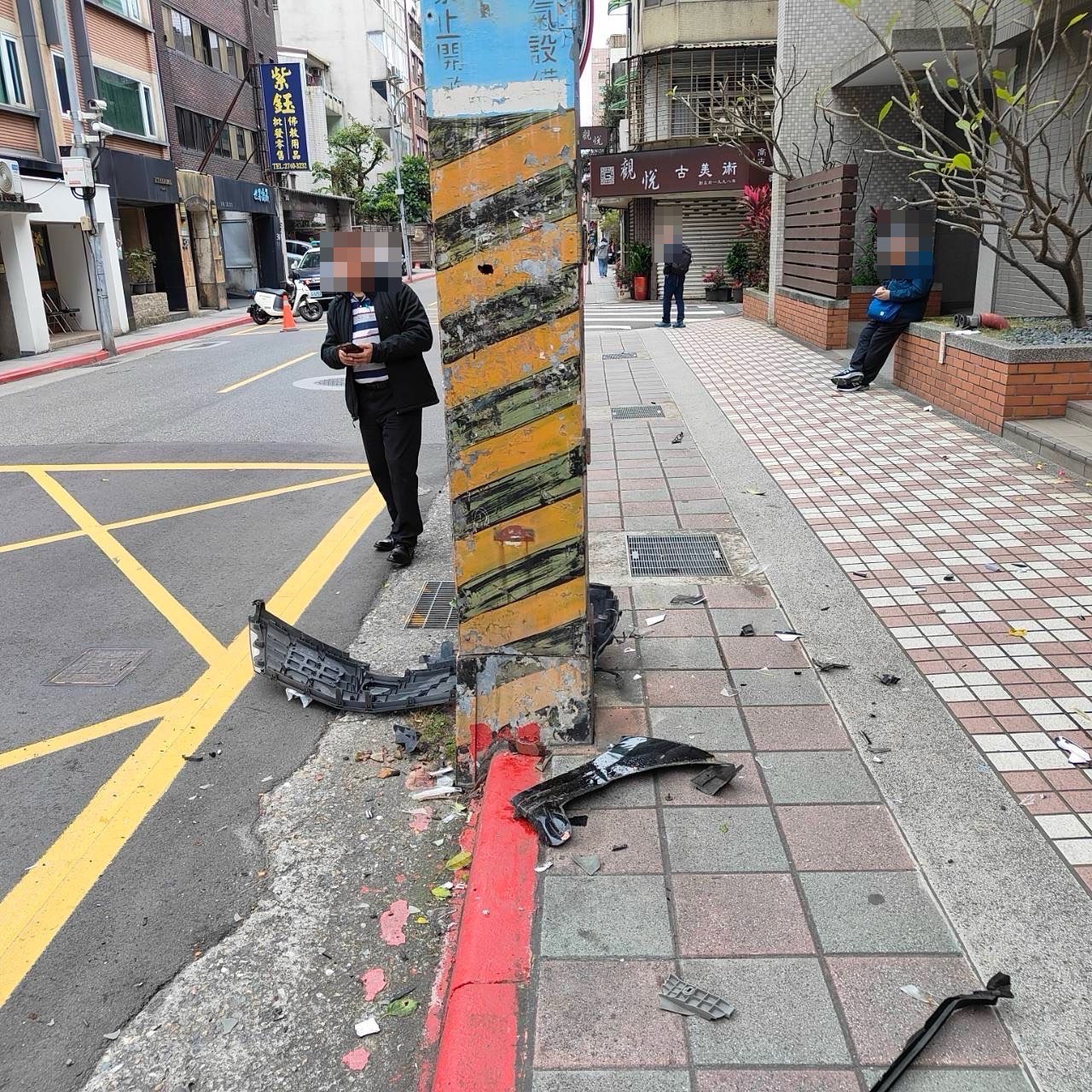 無辜遭撞的台電變電箱柱。