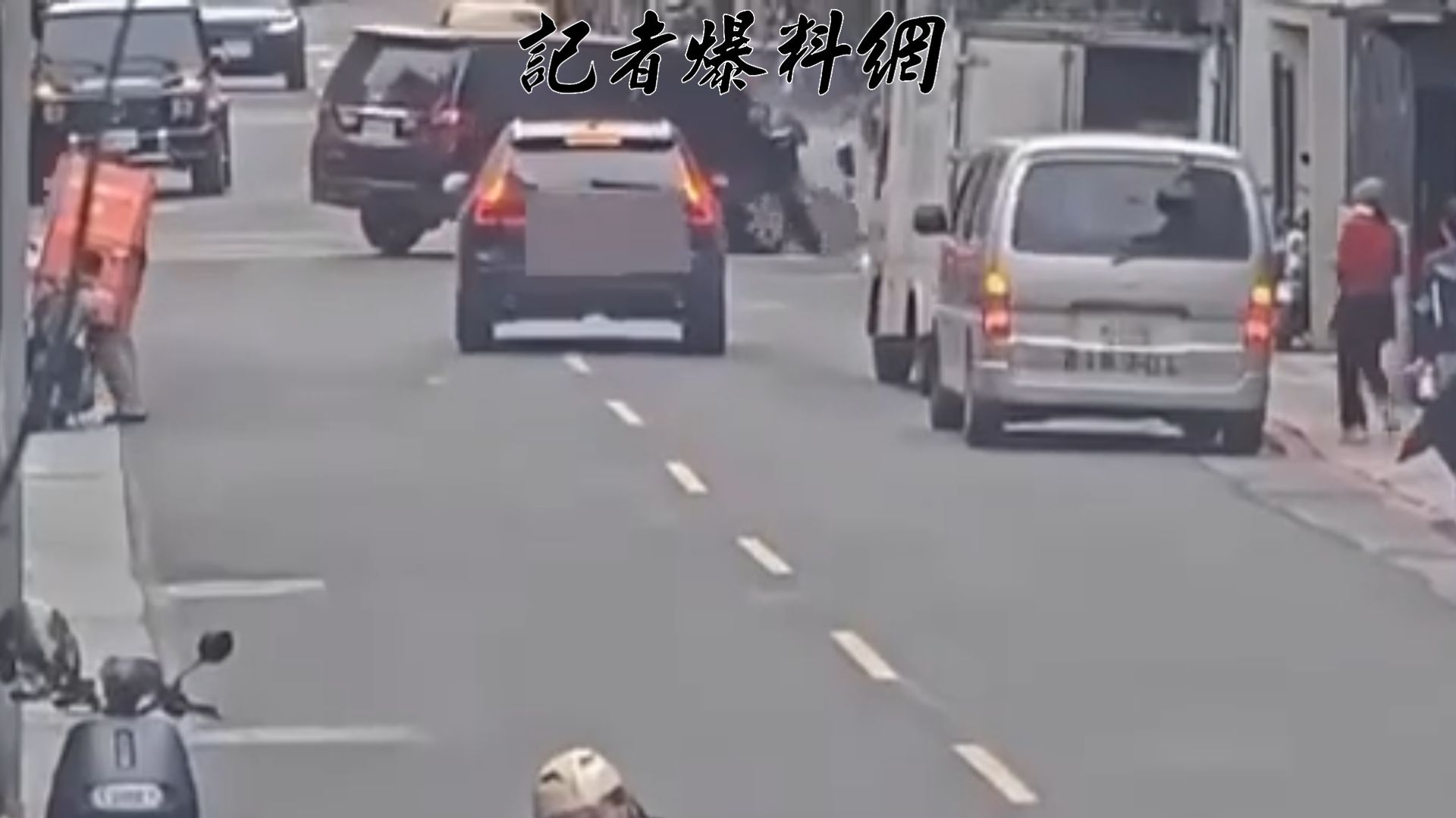 59歲鍾姓男子駕駛要價新台幣300萬元起跳、素有「運兵車」之稱的TOYOTA Alphard，在返回公司途中，疑因一時恍神導致方向盤轉動過大，整輛車失控向右偏移，猛烈撞擊路側的台電變電箱柱。