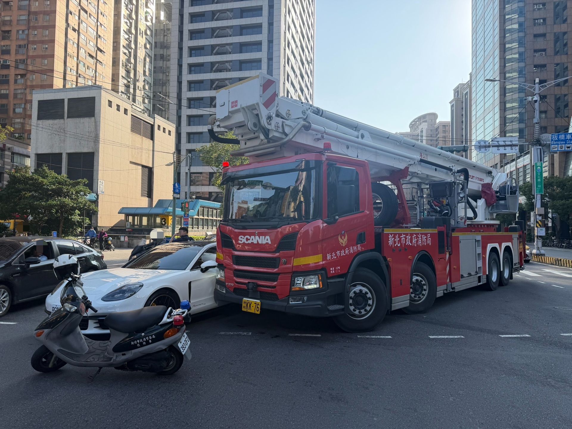 新北市板橋區文化路、雙十路口，今（12）日下午15時許發生1起令人側目的交通意外。