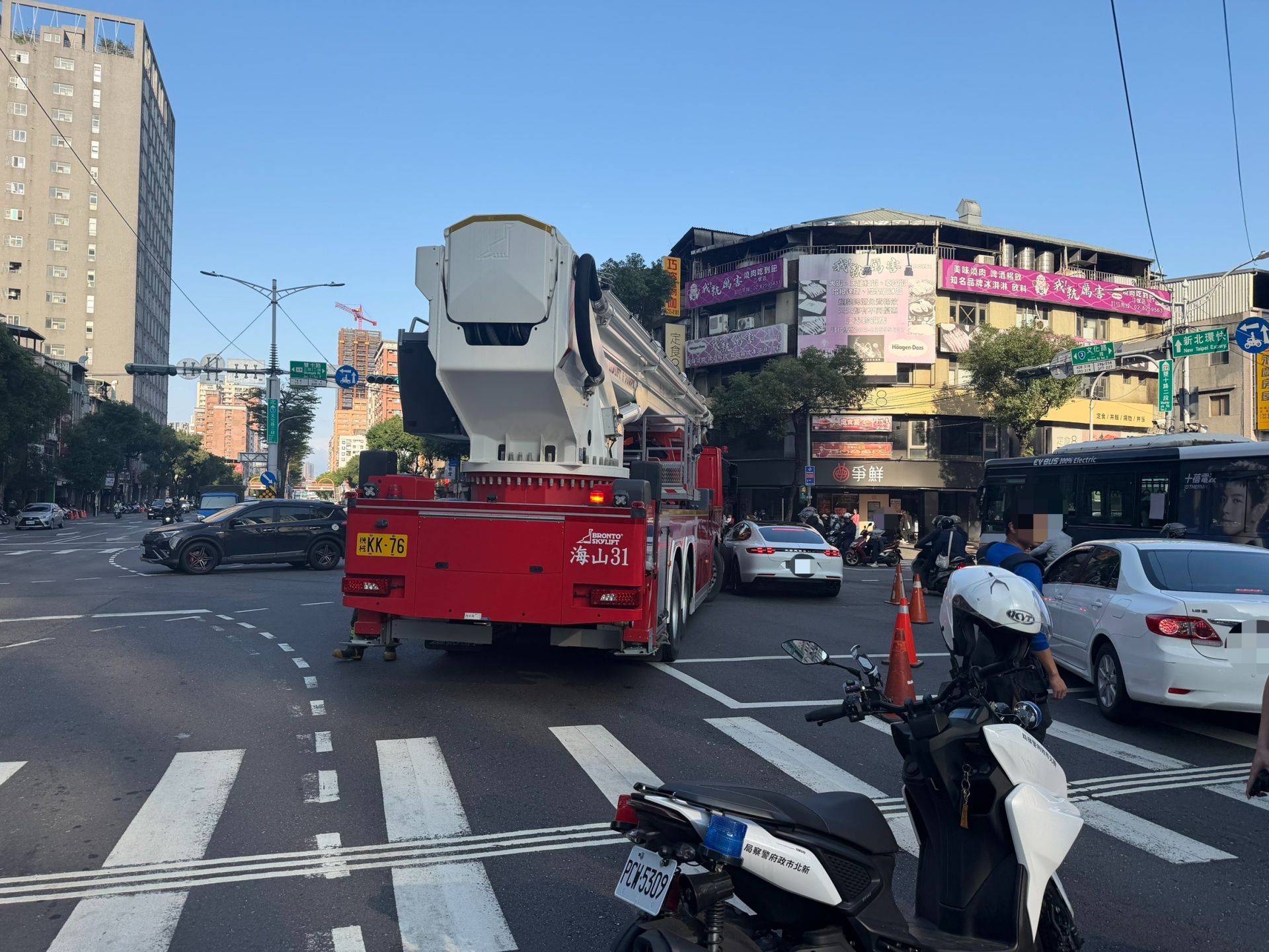 隸屬於新北市消防局海山分隊、價值約6000萬元的消防雲梯車在執行火警勤務途中，於路口右轉時不慎與1輛由40歲蔡姓女子駕駛、要價新台幣570萬元起跳的保時捷（Porsche）Panamera 10 週年特仕車型跑車發生擦撞。