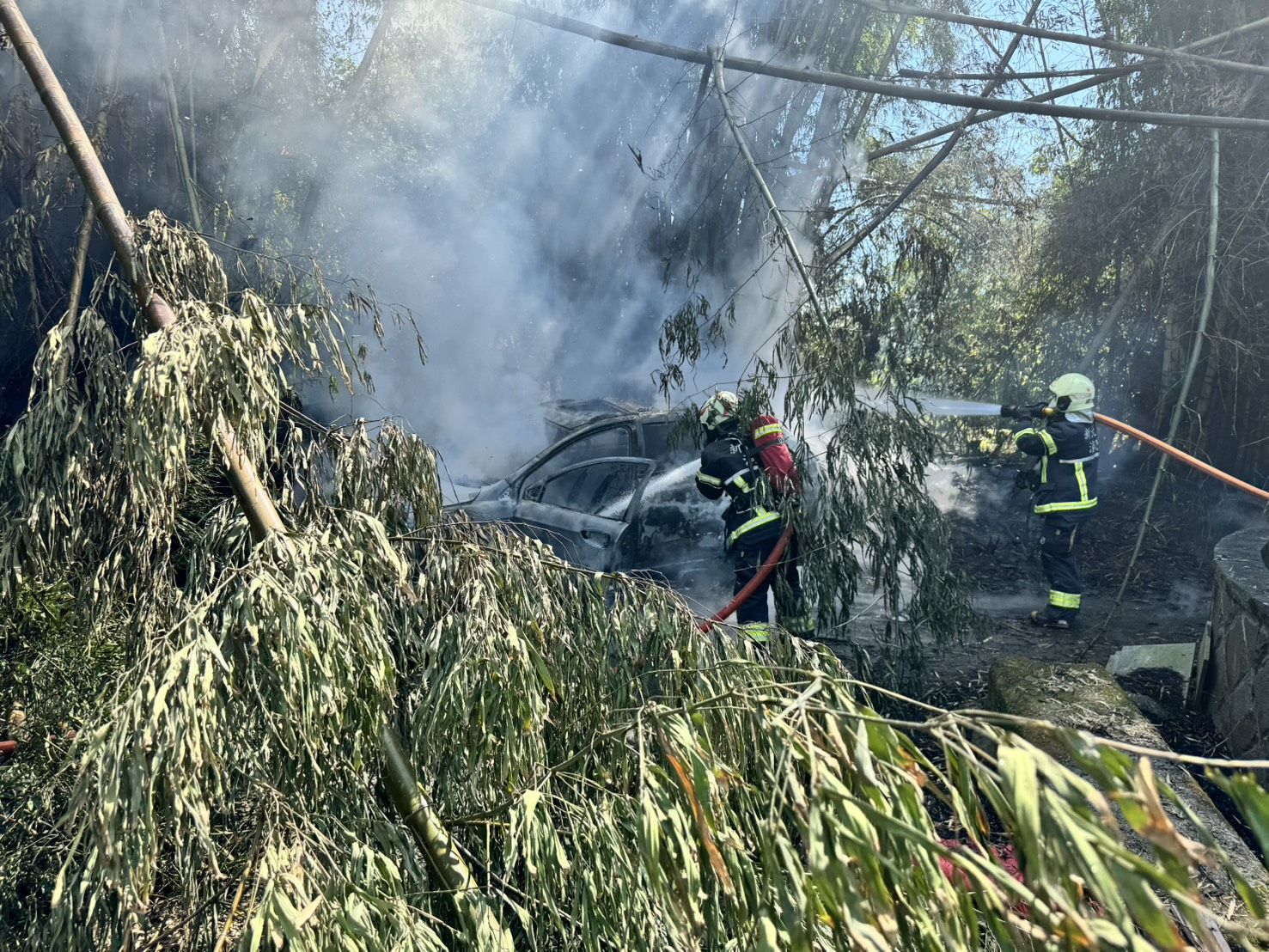 新北市新店區安華路21巷內的新店第三公墓，今（23）日上午11時許驚傳火警。