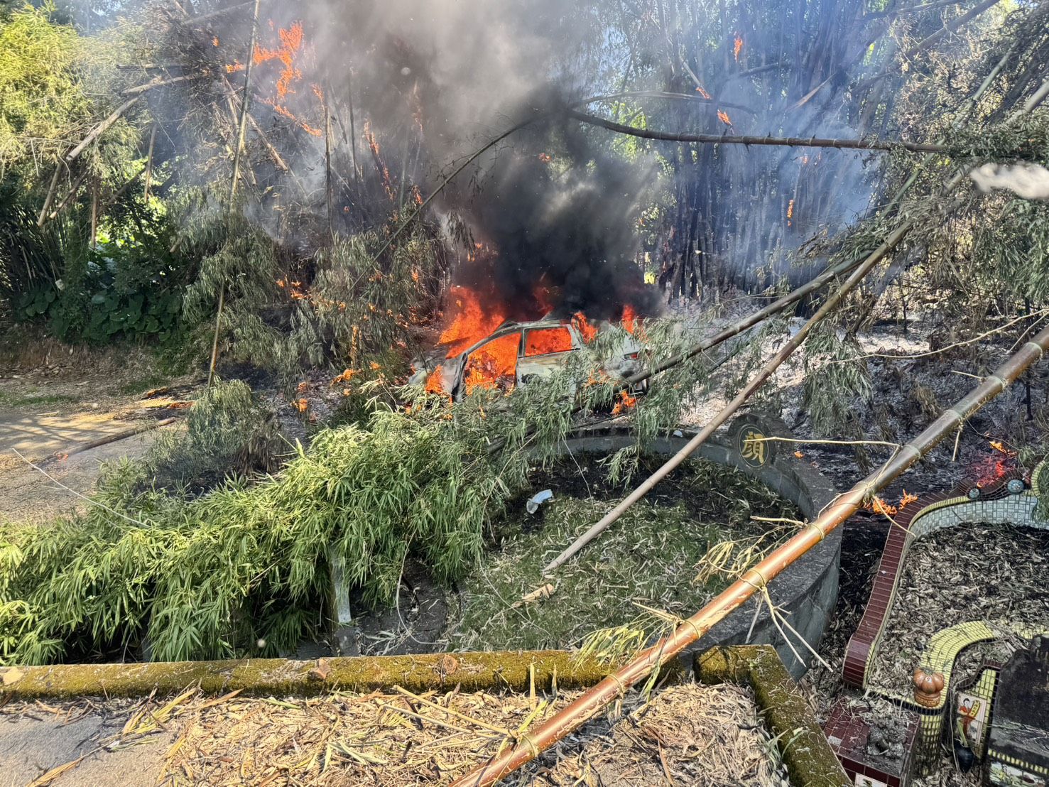 新北市新店區安華路21巷內的新店第三公墓,今(23)日上午11時許驚傳火警。