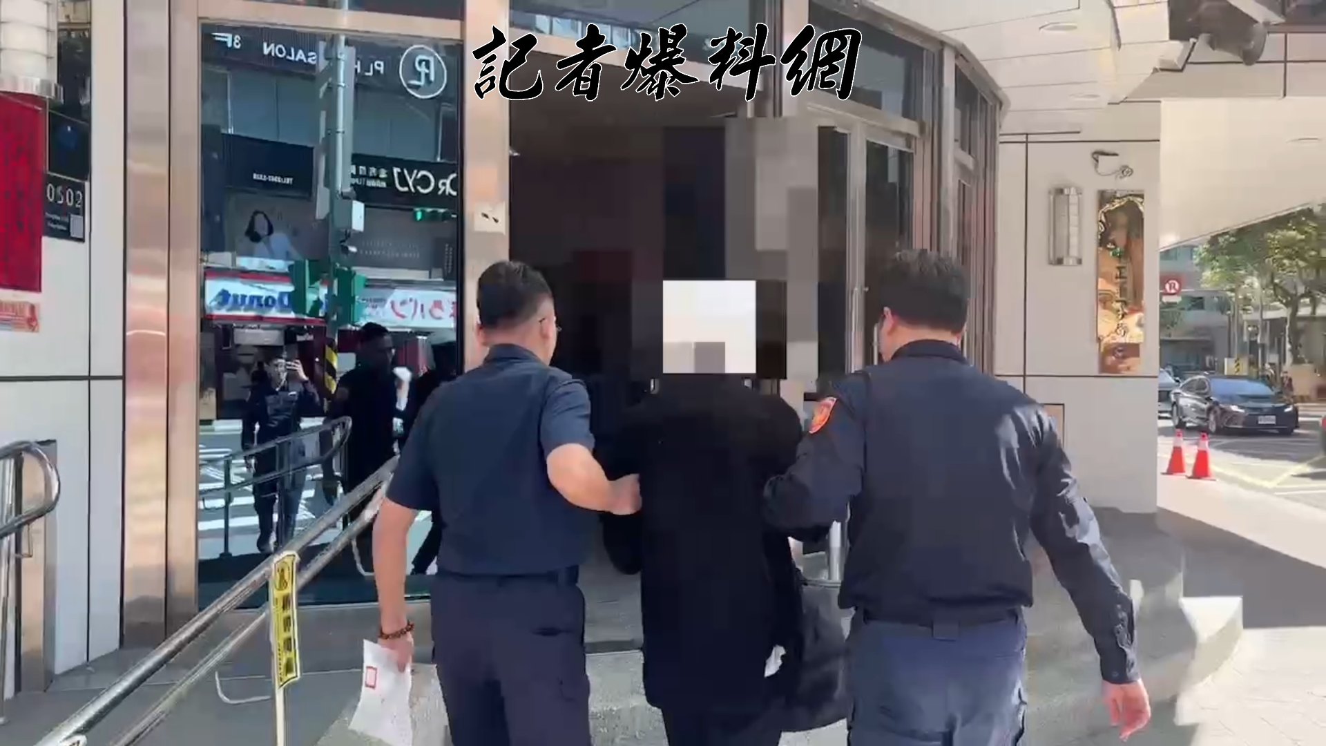 警方認李男無故亮刀行為涉犯《刑法》第151條恐嚇公眾罪，全案訊後依法移送台北地檢署偵辦。