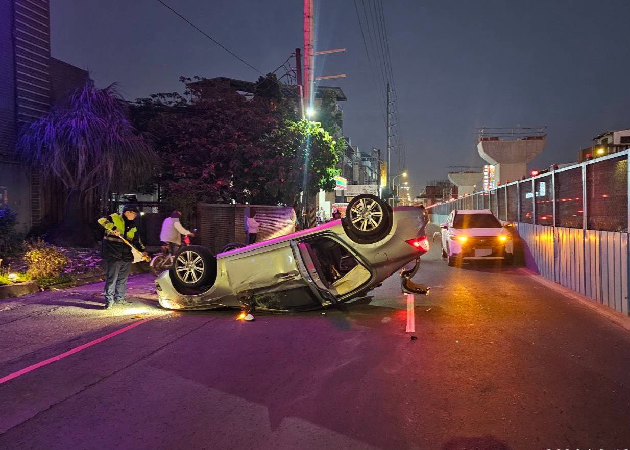 陳姓男子當時沿著樹林中正路行駛，在靠近中央施工圍籬處時，完全未減速便直接撞上前方連男的座車。由於撞擊角度偏差，陳男的銀色轎車隨即失控翻覆，整輛車打橫在路中央。
