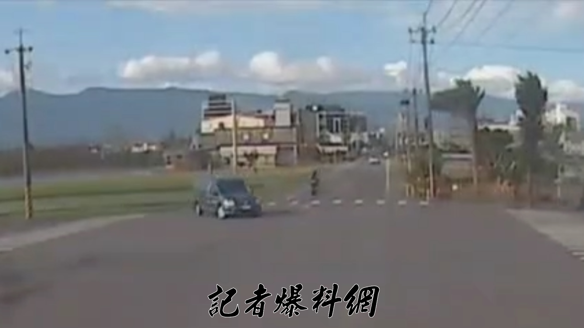 姓男子當時開車沿著壯圍鄉中央路二段行駛,但在行經縣民大道一段交叉路口時,未注意路況及後方來車,突如其來地大角度迴轉。此舉讓後方同向直行的鄭姓騎士完全反應不及,猛烈撞擊後直接卡在小客車底盤下。