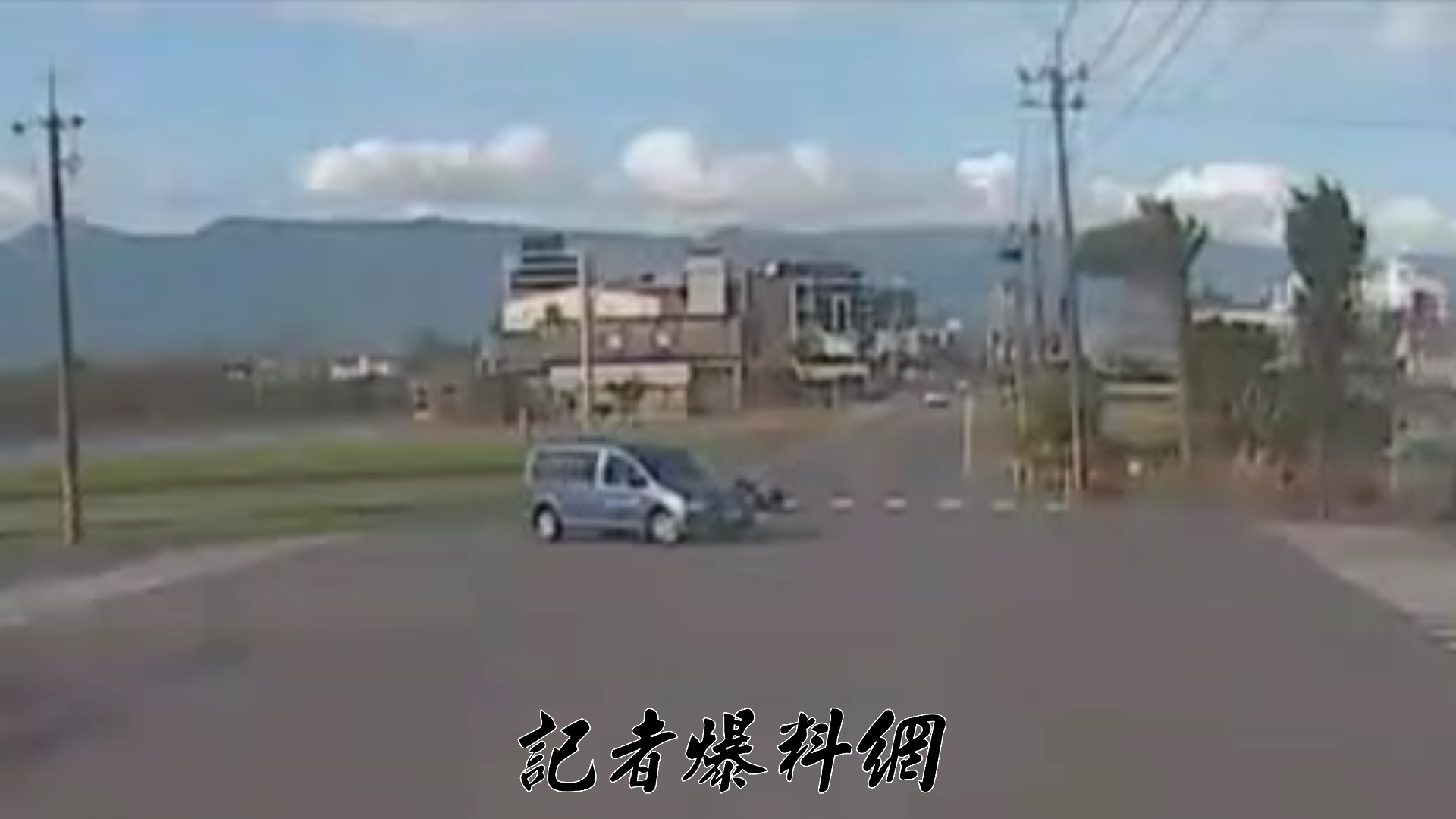 姓男子當時開車沿著壯圍鄉中央路二段行駛,但在行經縣民大道一段交叉路口時,未注意路況及後方來車,突如其來地大角度迴轉。此舉讓後方同向直行的鄭姓騎士完全反應不及,猛烈撞擊後直接卡在小客車底盤下。