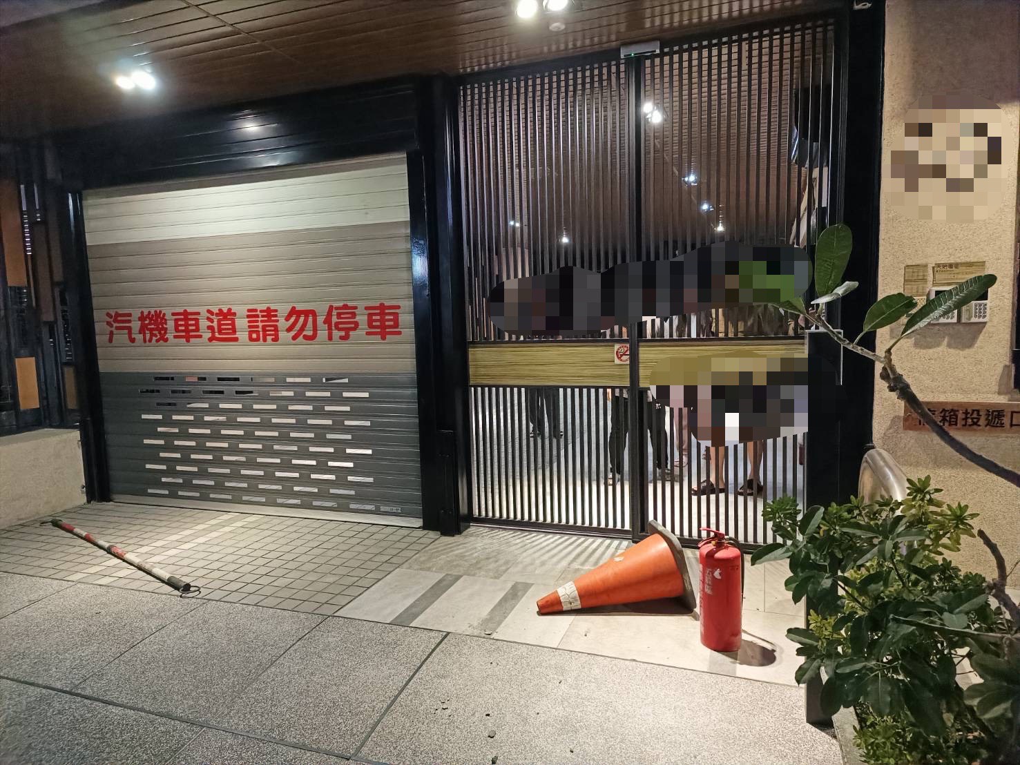 黃男不僅破壞社區電動門強行闖入，更在大廳瘋狂噴灑滅火器並揮刀咆哮，驚動住戶報警。