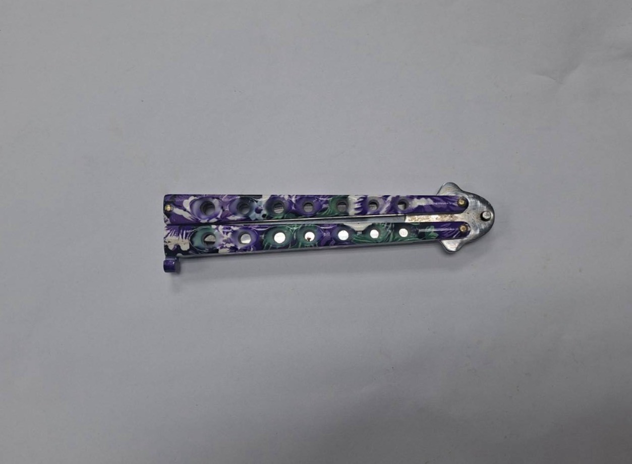 黃男攜帶折疊刀。