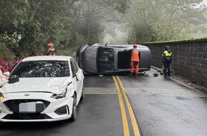 新北市淡水區小坪頂路今（25）日上午7時許發生1起交通事故。