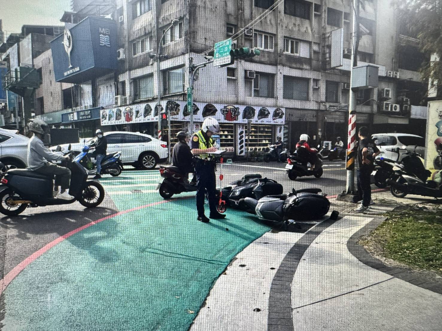 雙方在路中央發生劇烈衝撞,零件車殼噴散一地。