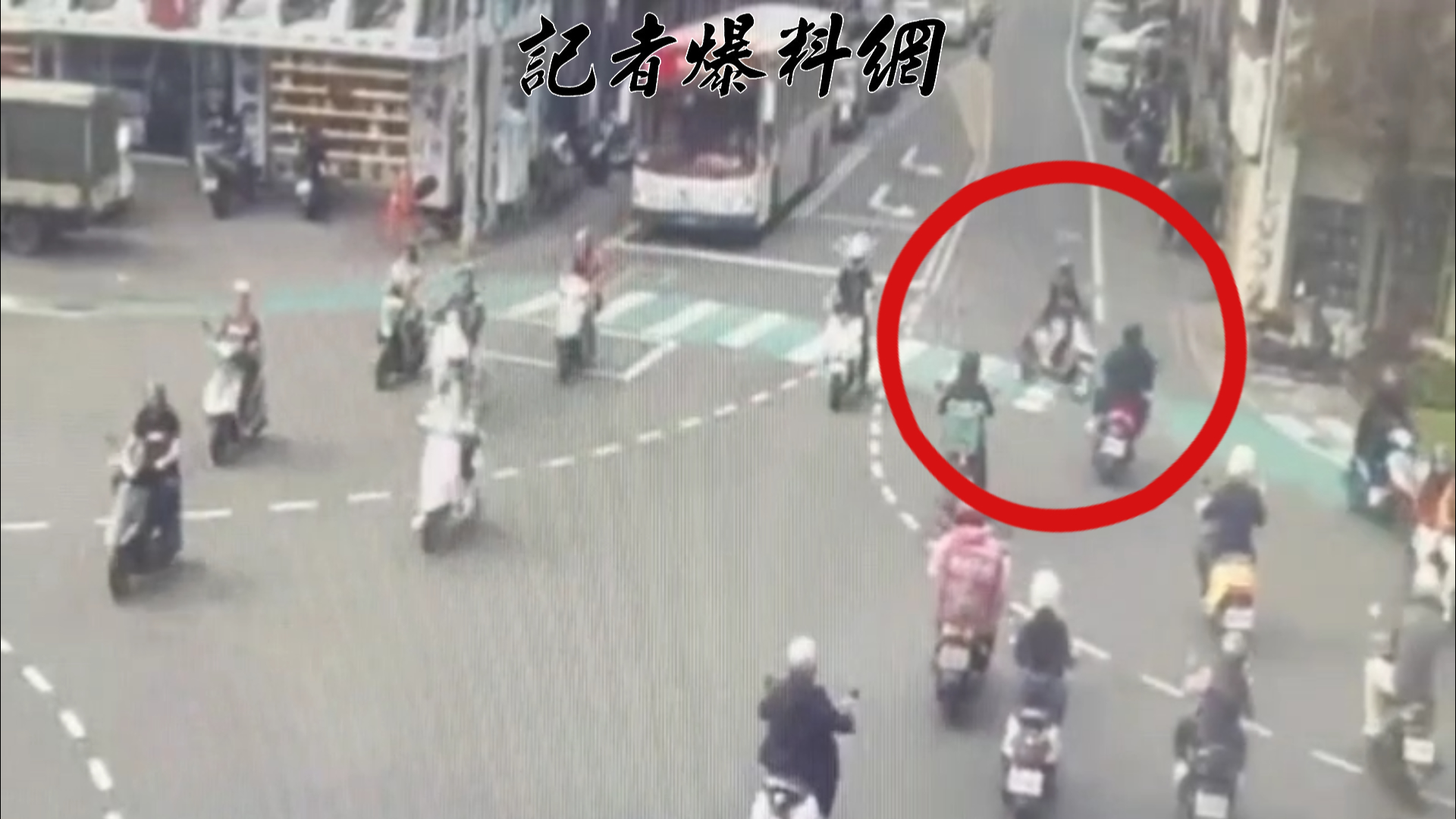 桃園市桃園區三民路、民生路口,前(23)日下午15時許發生1起因搶快轉彎釀成的交通事故。