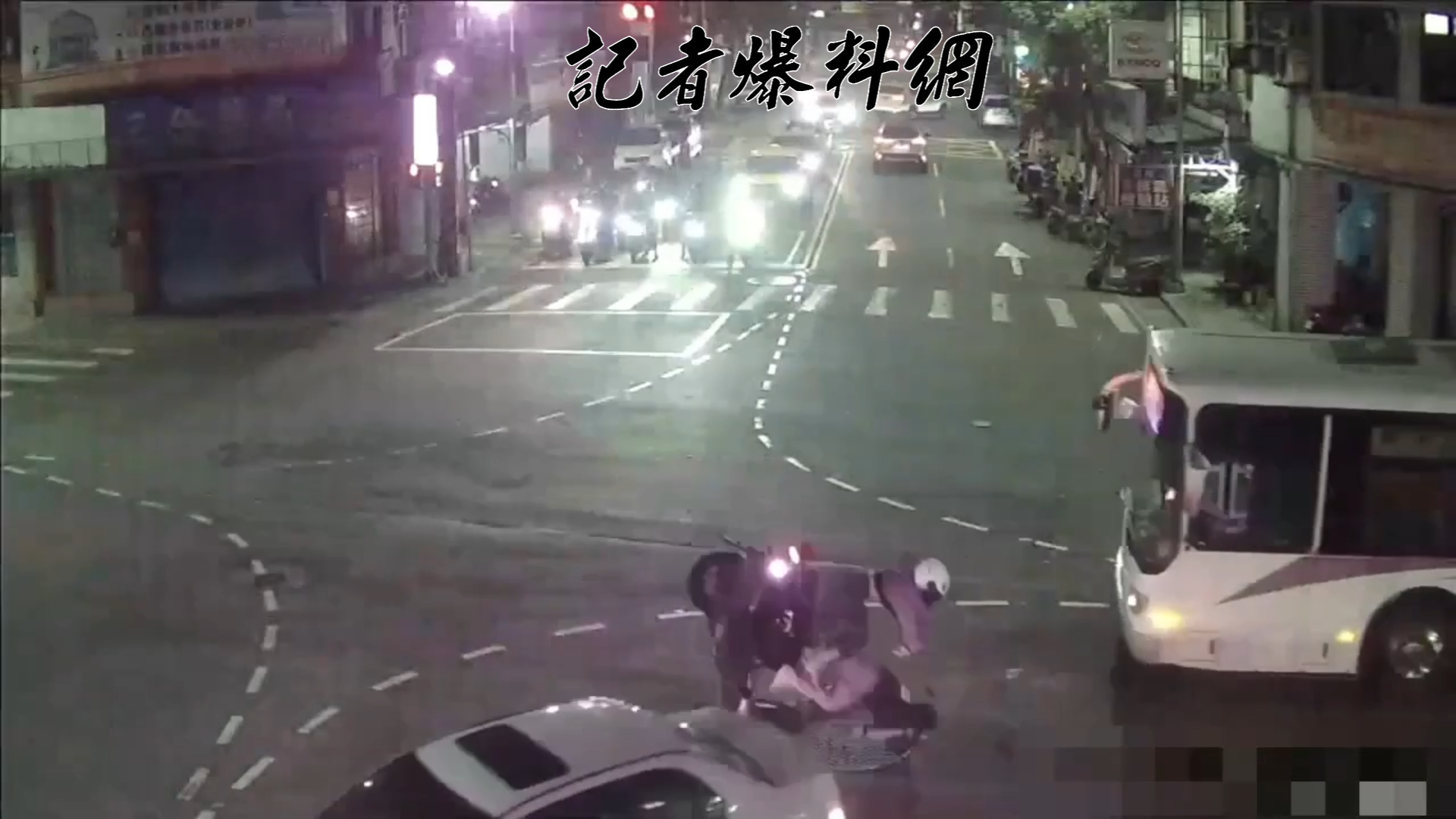 新北市五股區中興路一段、四維路口，昨（24）日晚間21時許發生1起驚悚的交通事故。