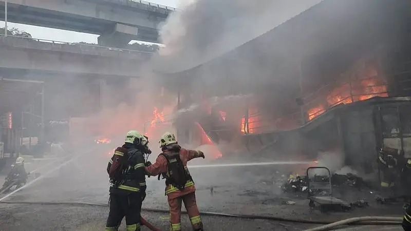 新北市泰山區大科路1處回收場,今(26)日清晨6時許驚傳火警。