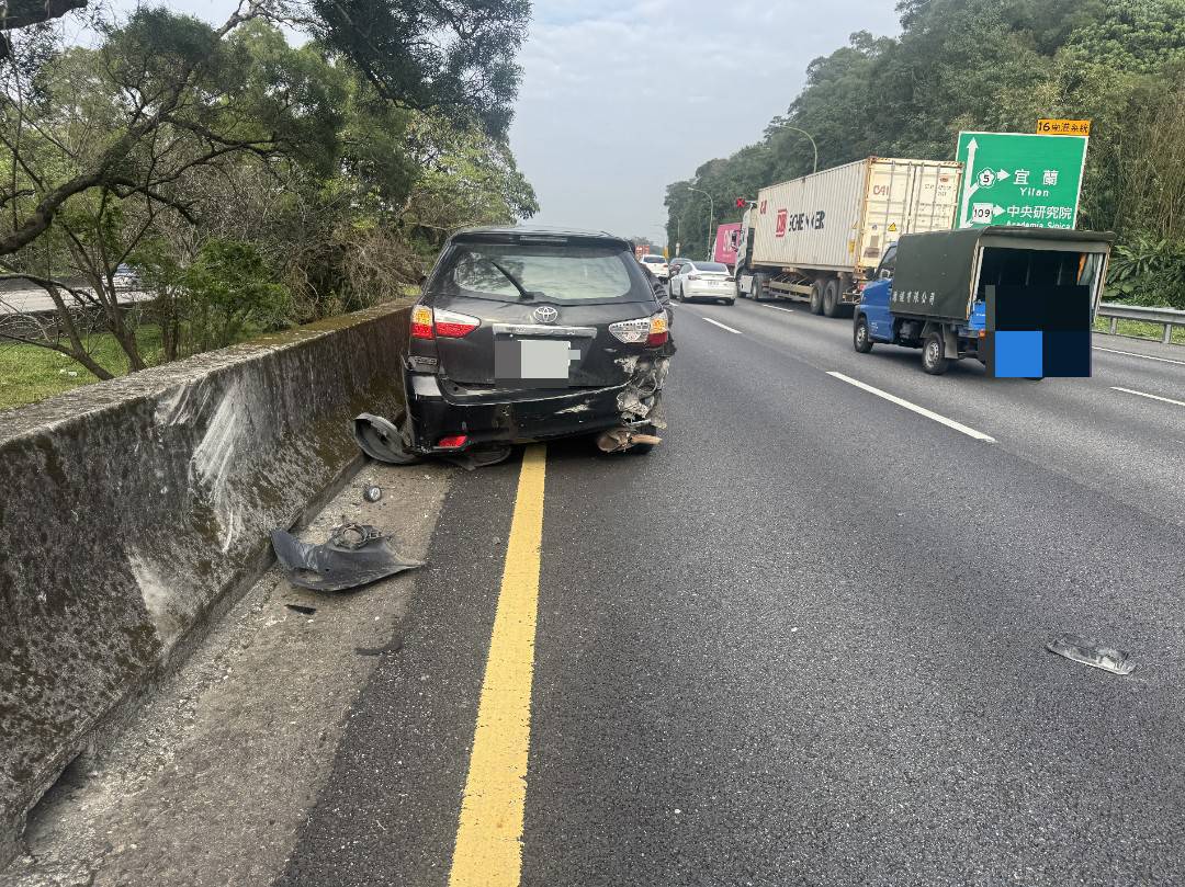 國道3號北向18公里處福德隧道口，上（2）月26日下午14時許發生1起驚悚事故。