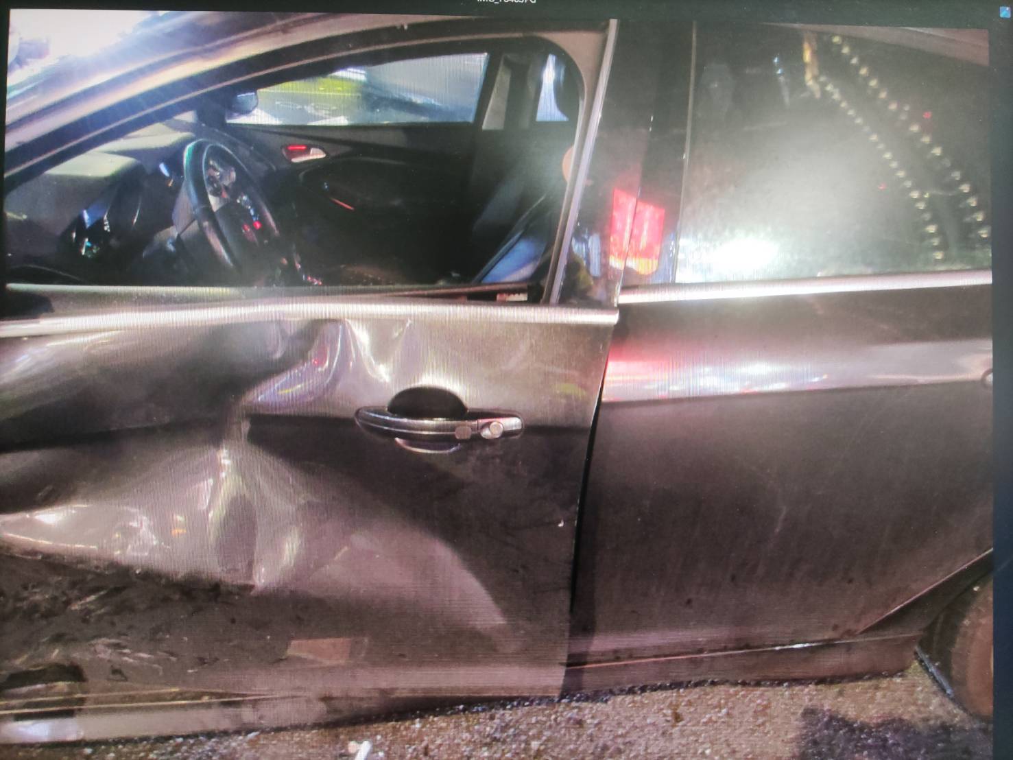 范姓騎士因視線死角及反應時間不足,直接撞上宋男座車的車側。