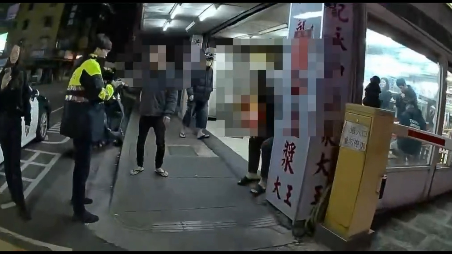 轄區警方獲報趕抵時，現場僅剩遭圍毆的王、劉2男。