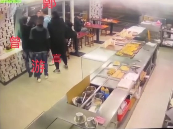 游男等人認為遭到「白眼」羞辱，還先不動聲色走到店門口拿豆漿，回頭經過王、劉2人身旁時，突然1個move就將豆漿往2人身上「招呼」，隨即爆發激烈拉扯。