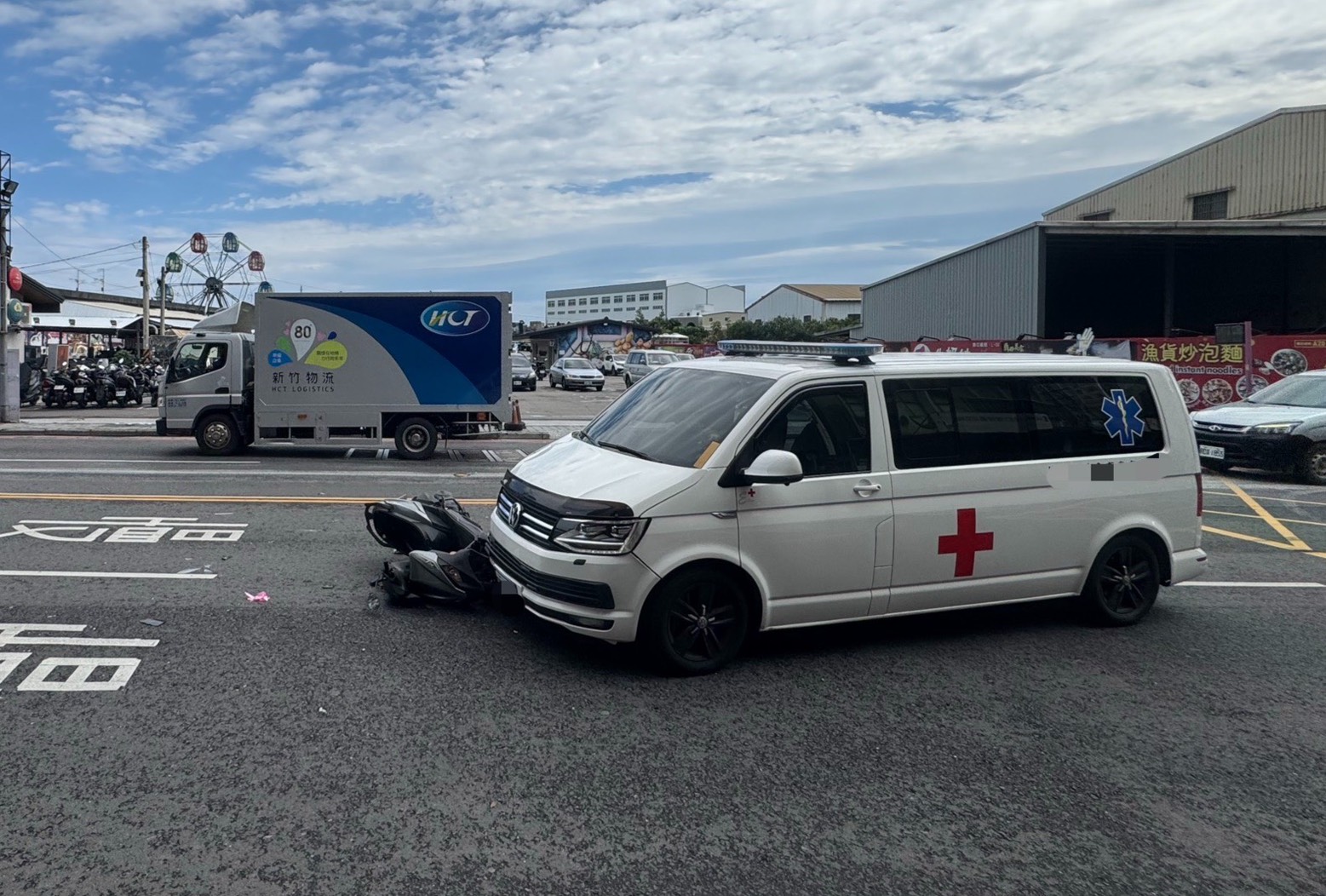 59歲黃姓男子駕駛民間救護車，在鳴笛執行勤務途中，疑似為了趕時間跨越雙黃線逆向超車，卻不慎撞上正在左轉的27歲蔡姓男騎士。