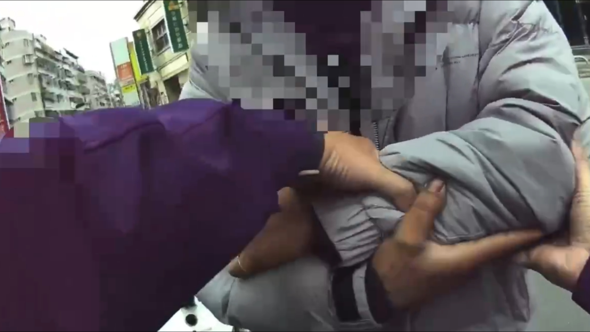 盤查過程中,張男神色慌張且右手頻繁伸入口袋,疑似企圖藏匿違禁品,員警立即喝令其停止動作,當場在其左手外套袖口內起獲電子菸主機1組及菸彈。