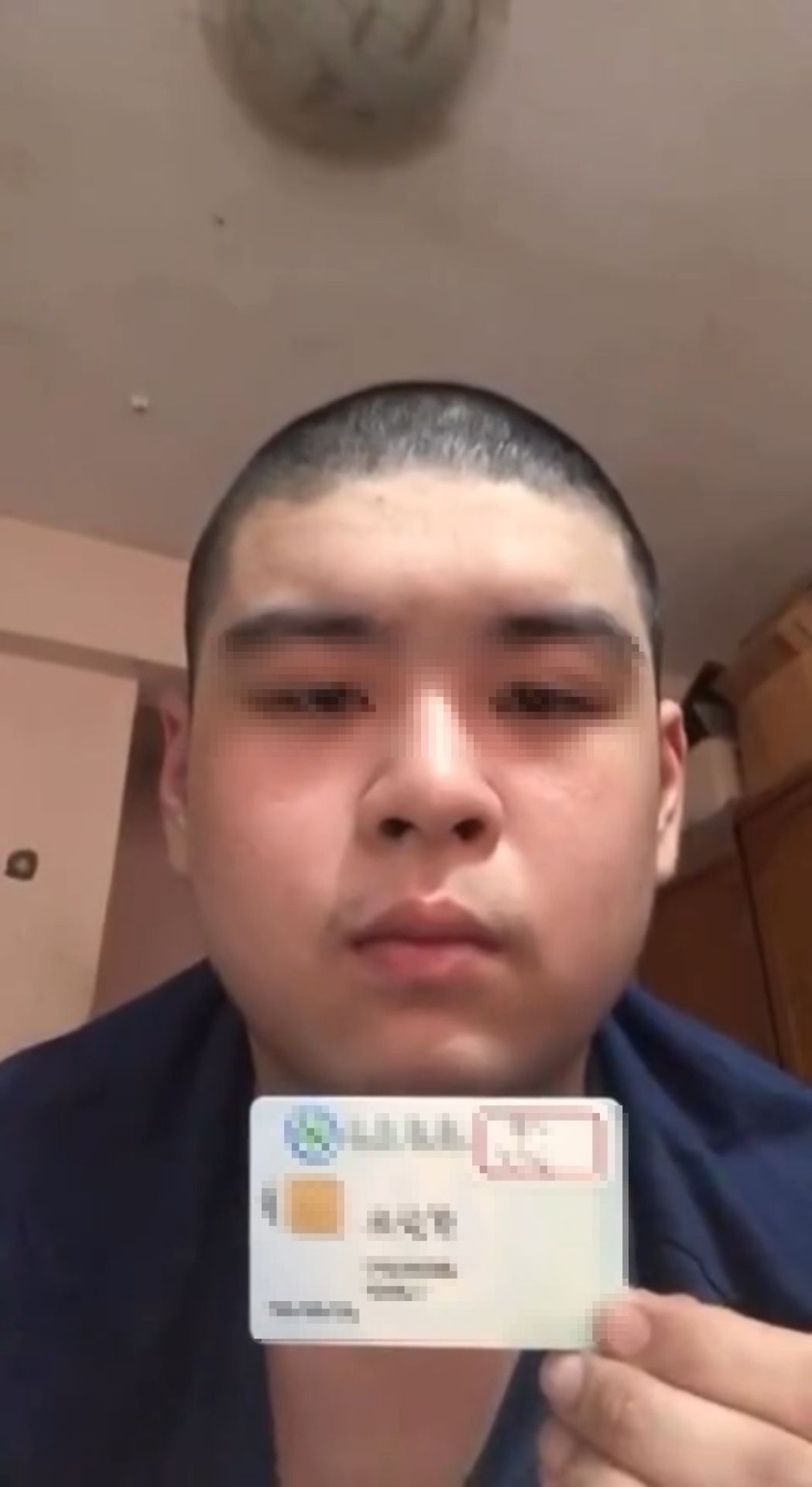 23歲巫姓男子手持健保卡自拍，頻頻以三字經辱罵政府，更狂妄揚言預計在年底於總統府及台北、桃園、高雄等3大機場放置數十枚炸彈，要大家「拭目以待」。