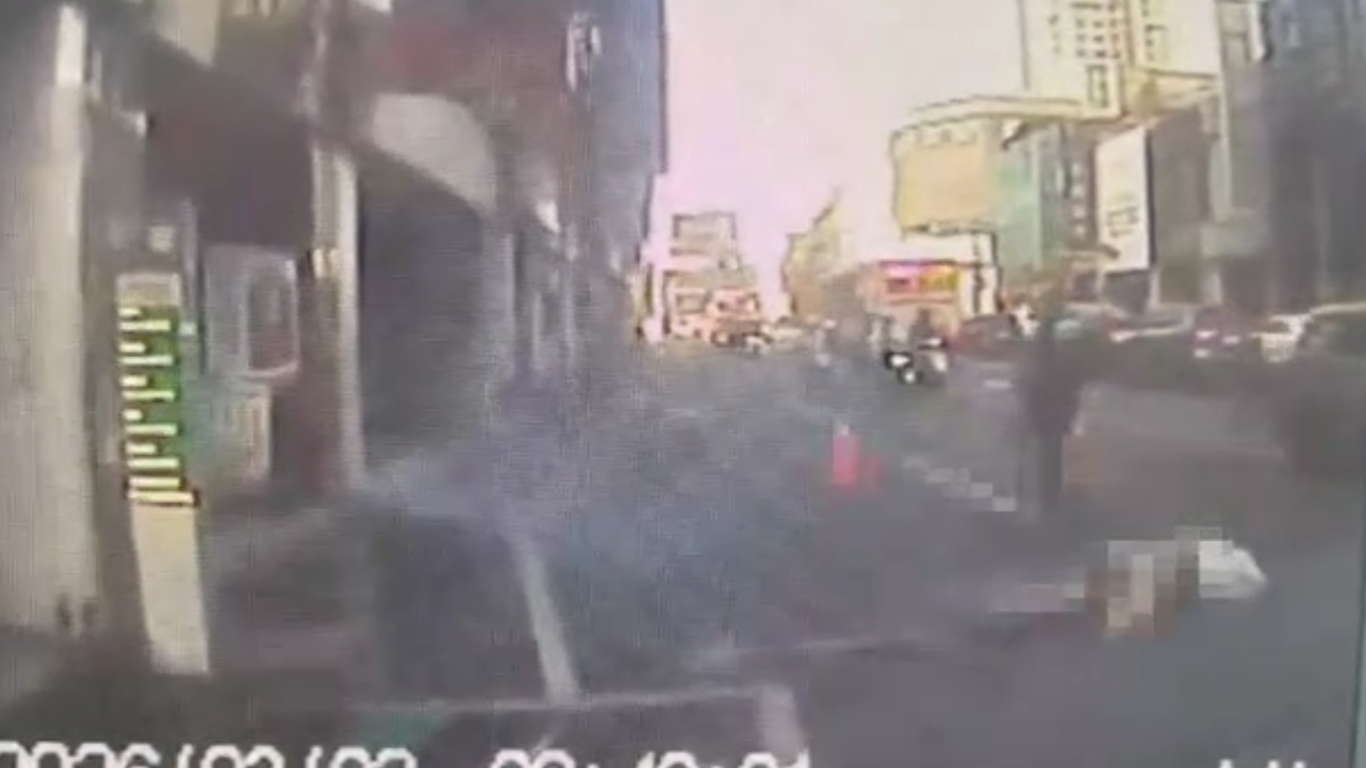 桃園市桃園區復興路、靠近桃園火車站商圈,今(2)日上午8時許傳出墜樓事件。