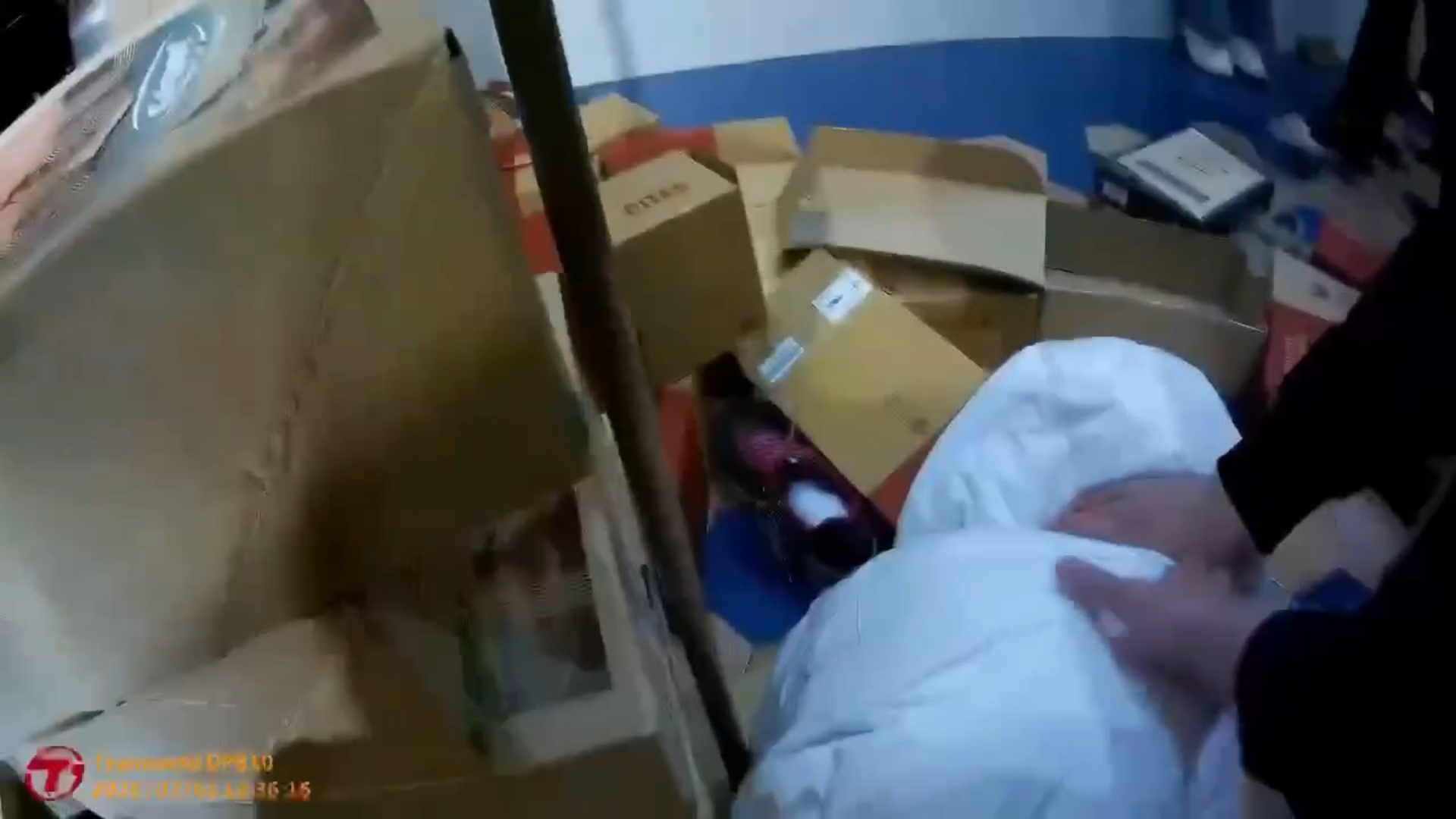 42歲程姓男子在商場內觀賞大型水族箱及閒逛時,疑因個人心態敏感,誤認遭到一旁專櫃的2名櫃姐嘲笑,當場情緒失控,衝入櫃位對2名女子施暴。現場鞋盒、貨品散落一地,程男隨後遭保全及熱心民眾聯手壓制。