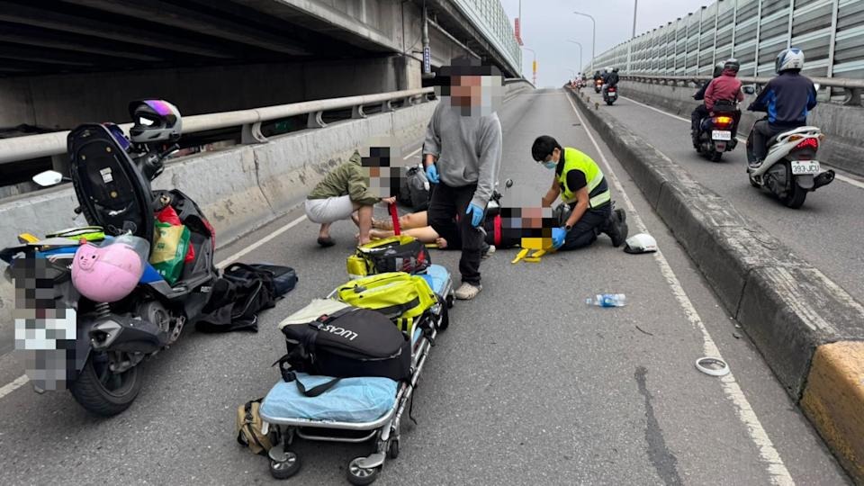 21歲呂姓男子在未領有駕駛執照的情況下騎乘機車,沿浮洲橋由樹林往板橋方向行駛。在行經機車道匝道上橋處時,車輛不明原因突然失控,猛烈撞擊路旁分隔島。