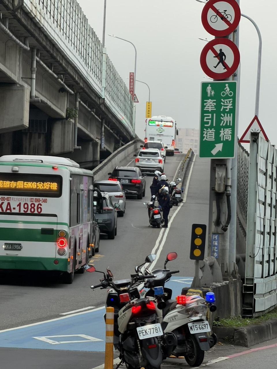 事故發生時間正值通勤時段,現場車流一度回堵至橋下。